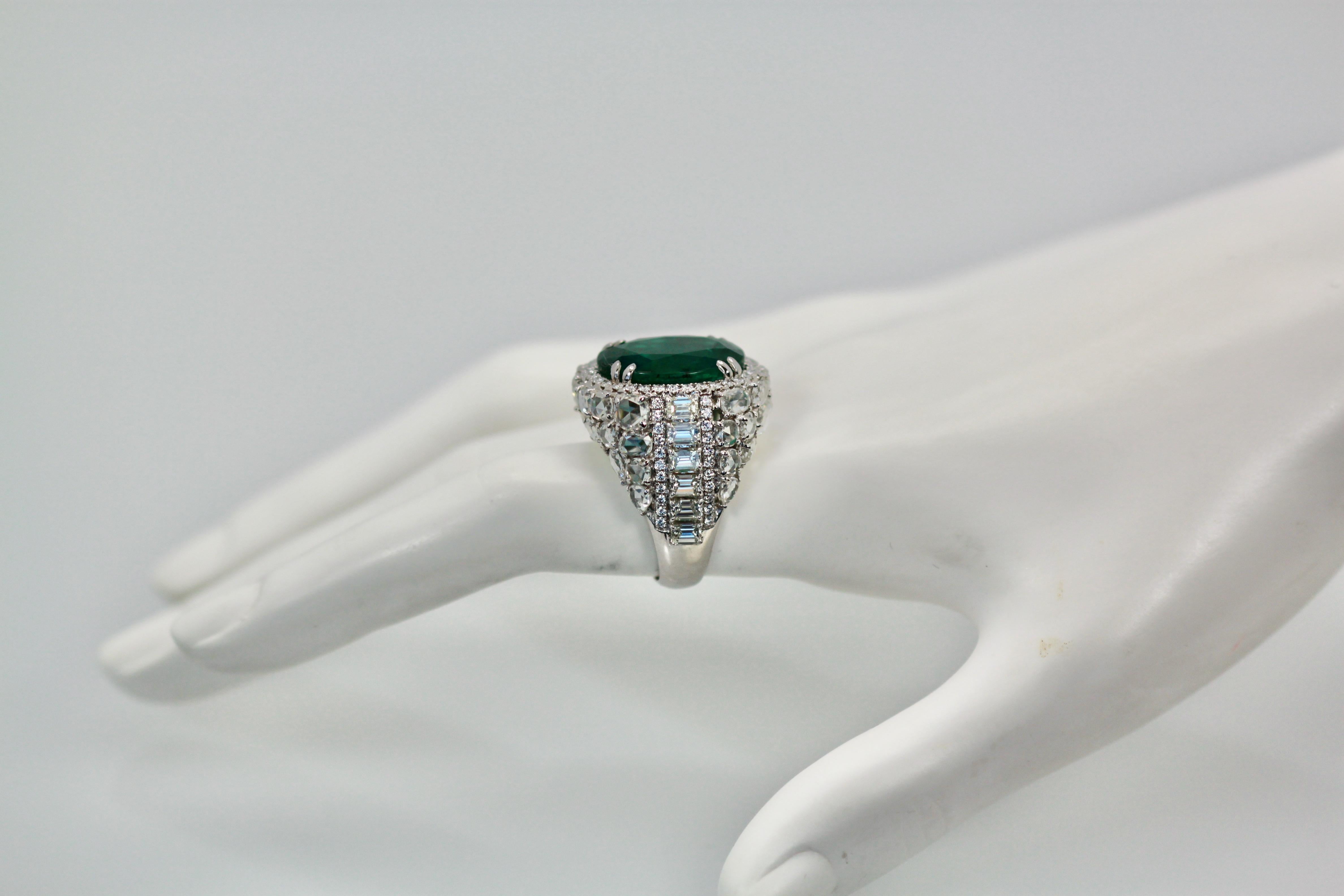 Ovaler Smaragd 12,25 Karat Diamant umrahmt 8,85 Karat Gesamtgewicht 21,10 Karat (Zeitgenössisch) im Angebot