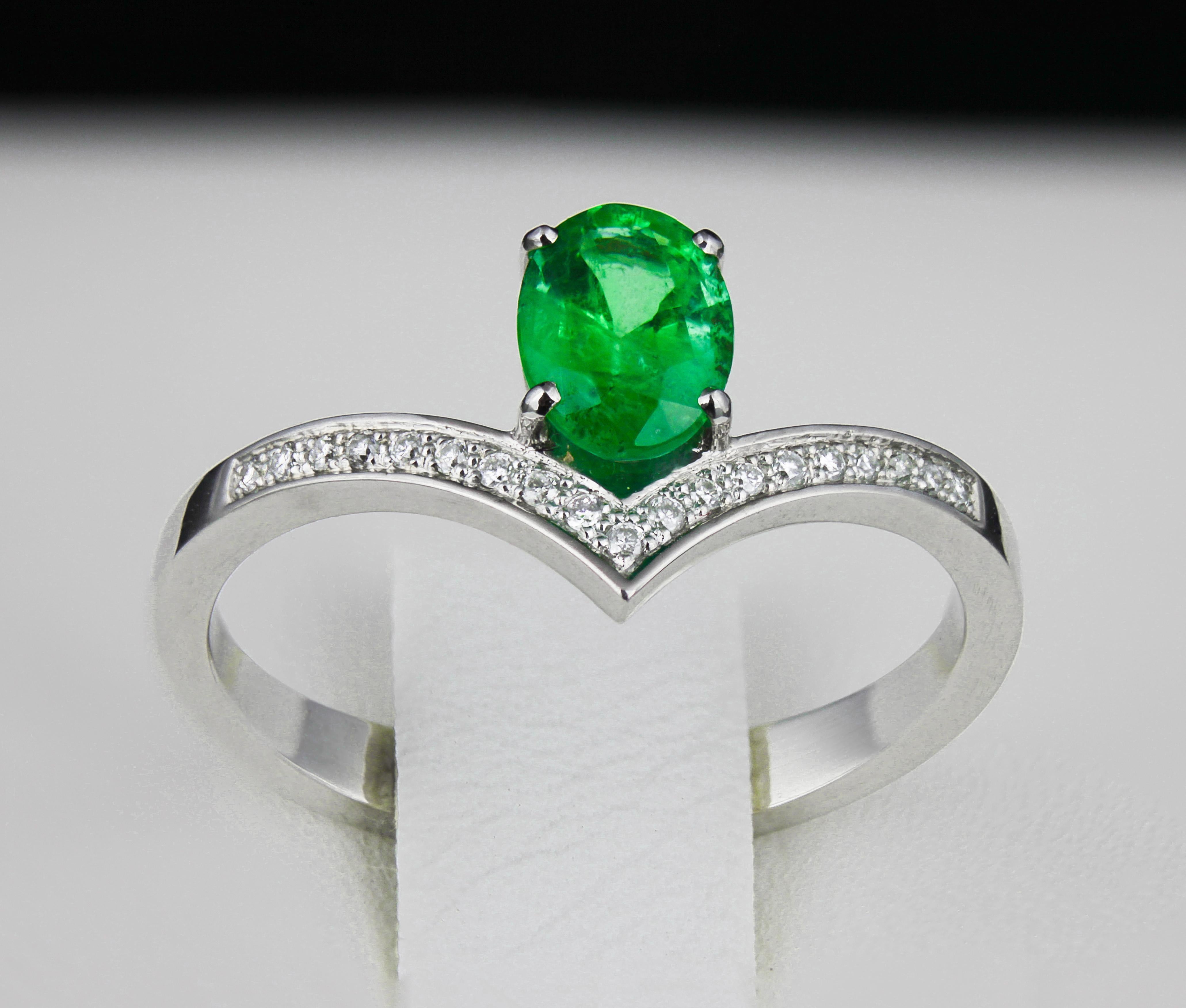 For Sale:  Oval Emerald  14k gold ring 4
