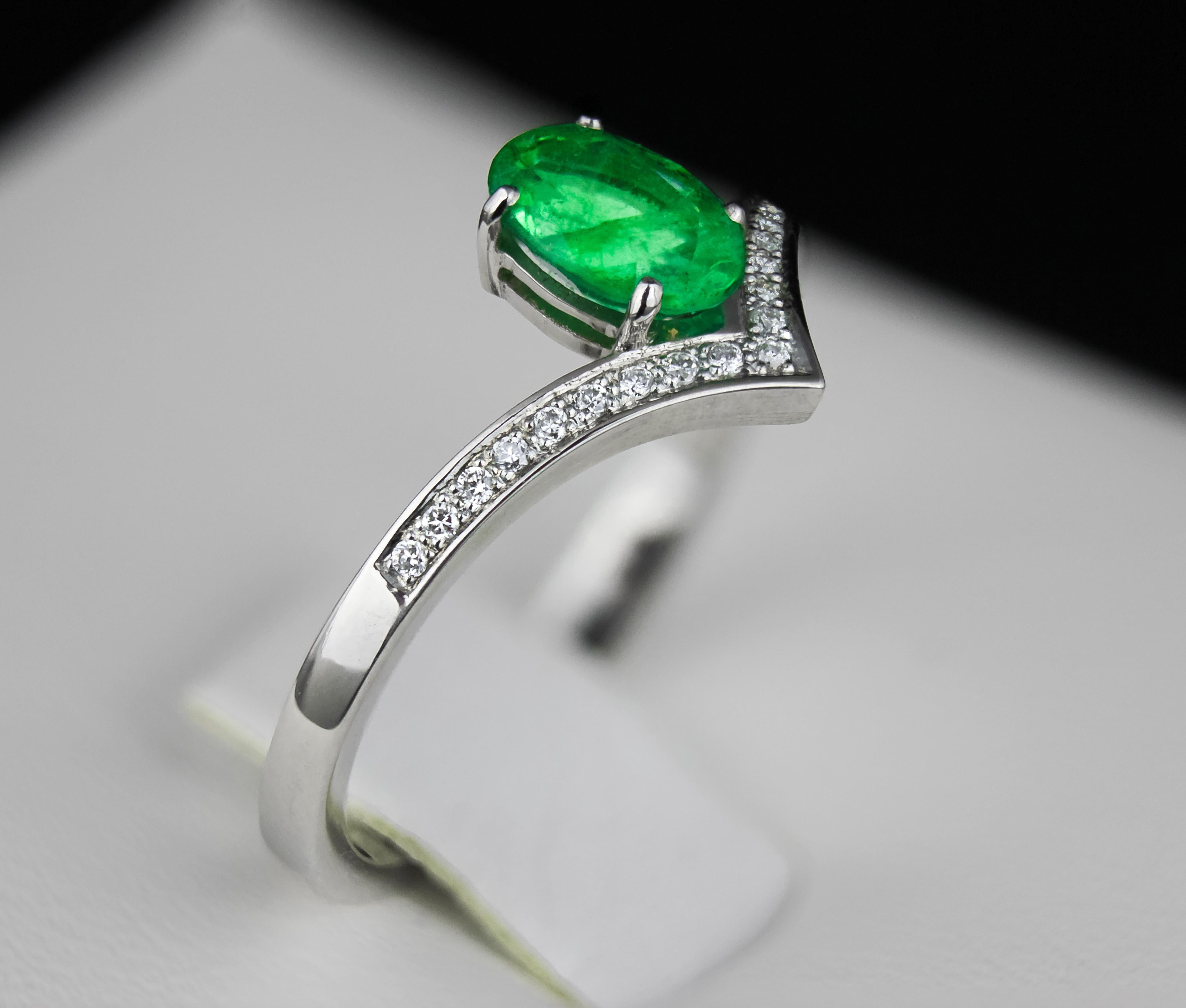 For Sale:  Oval Emerald  14k gold ring 5