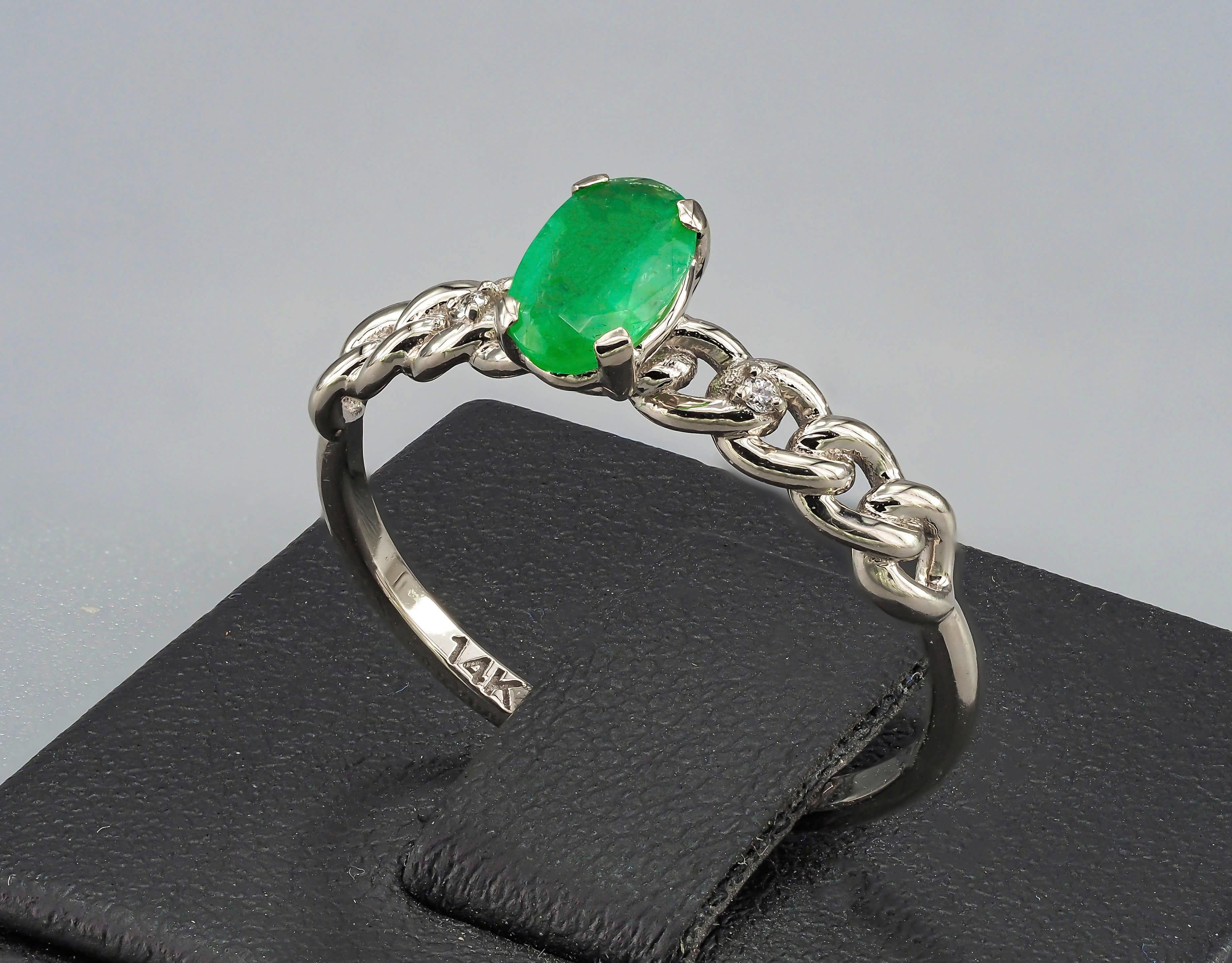 Women's Oval emerald 14k gold ring.  For Sale