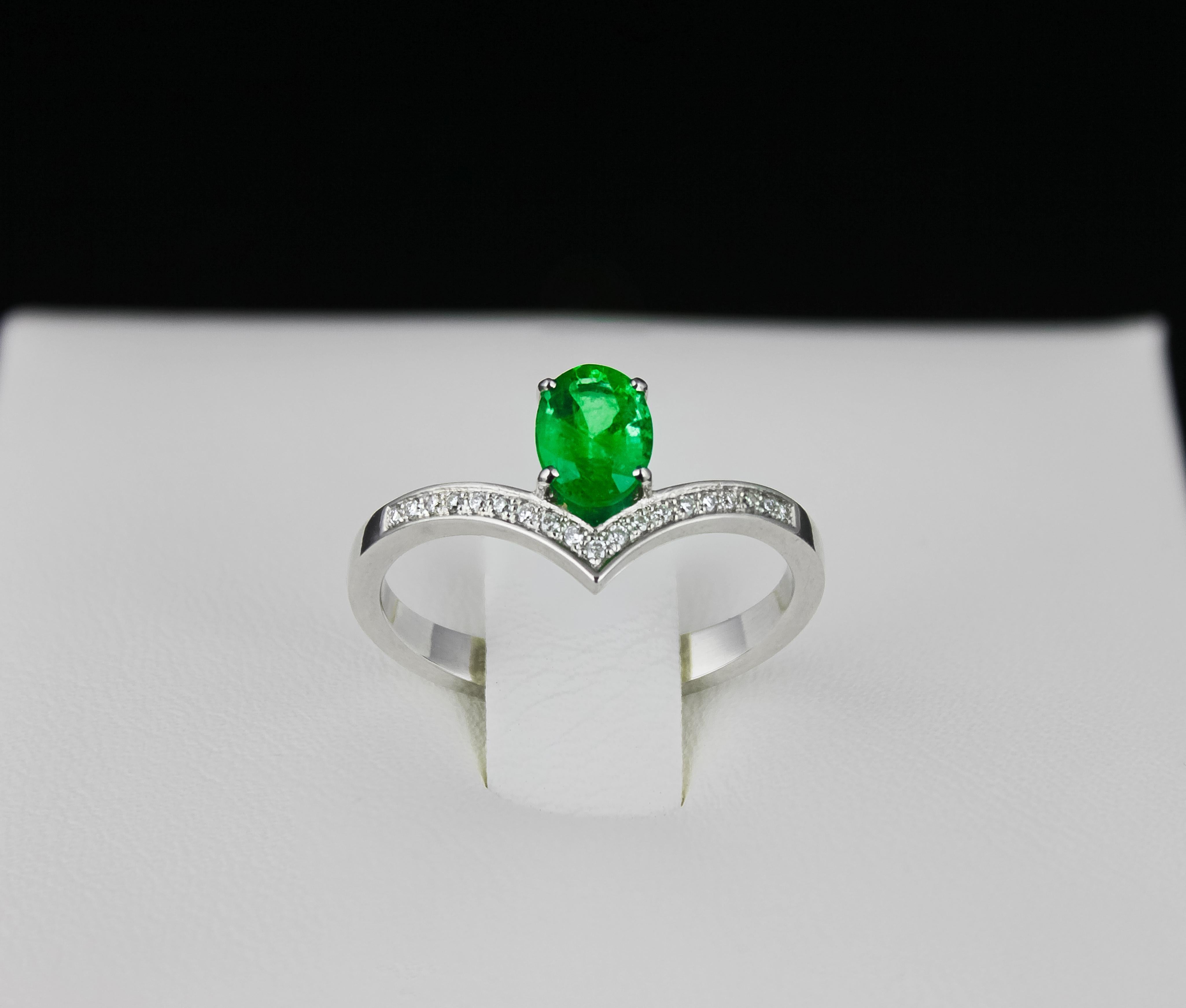 For Sale:  Oval Emerald  14k gold ring 6