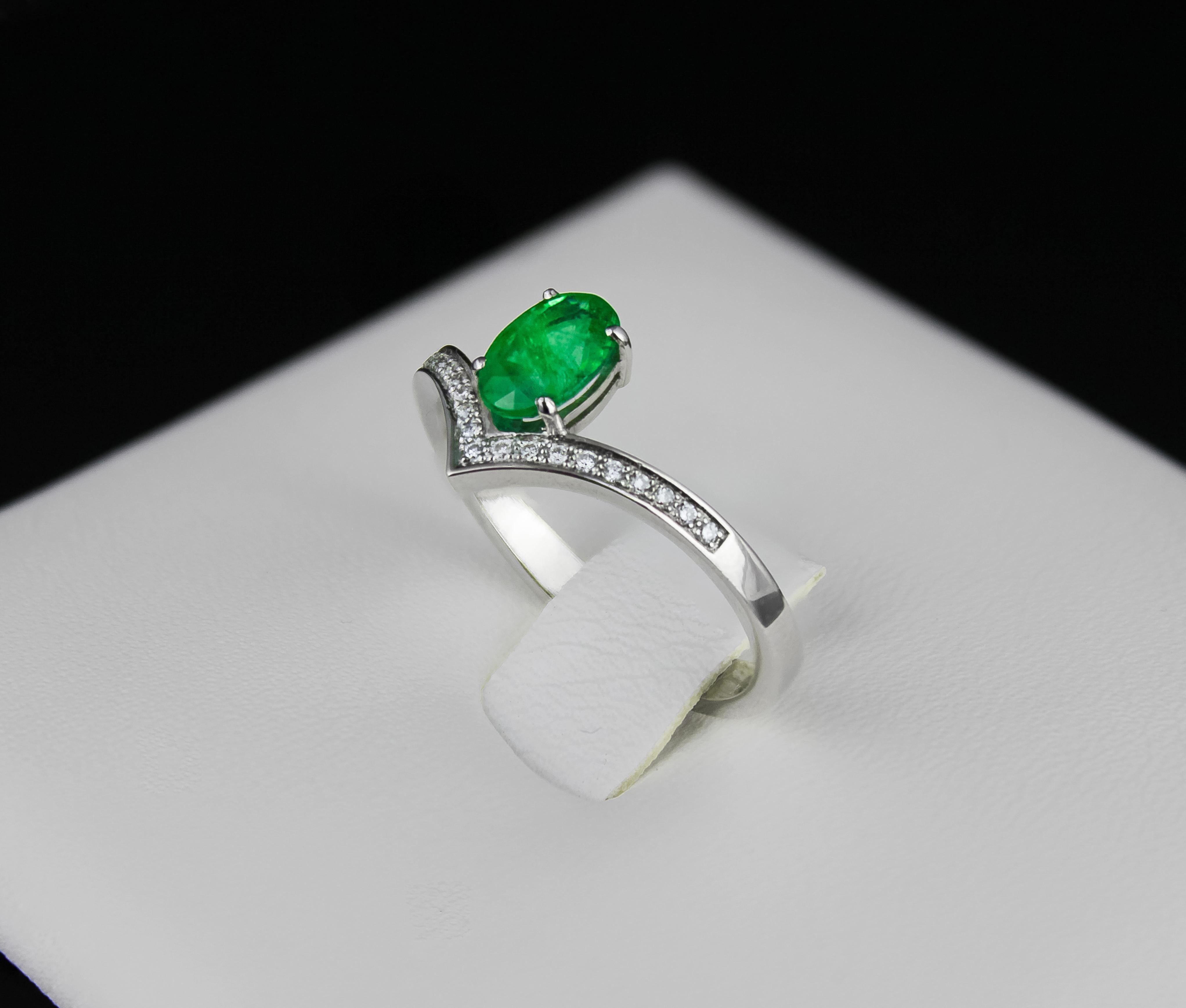 For Sale:  Oval Emerald  14k gold ring 7
