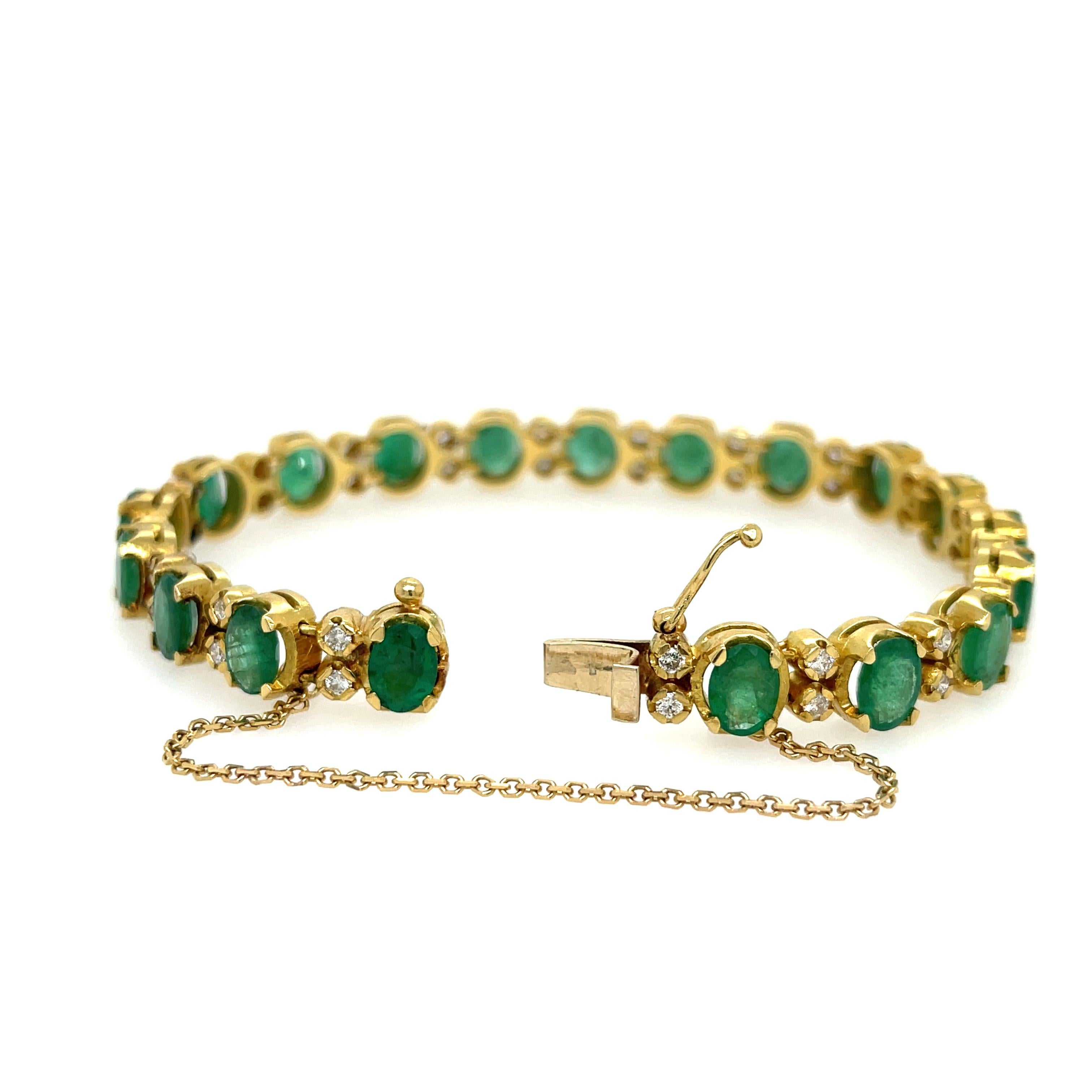 Oval Emerald '16.30 Carat' and Diamond Bracelet 18k Yellow Gold In Good Condition In Dallas, TX