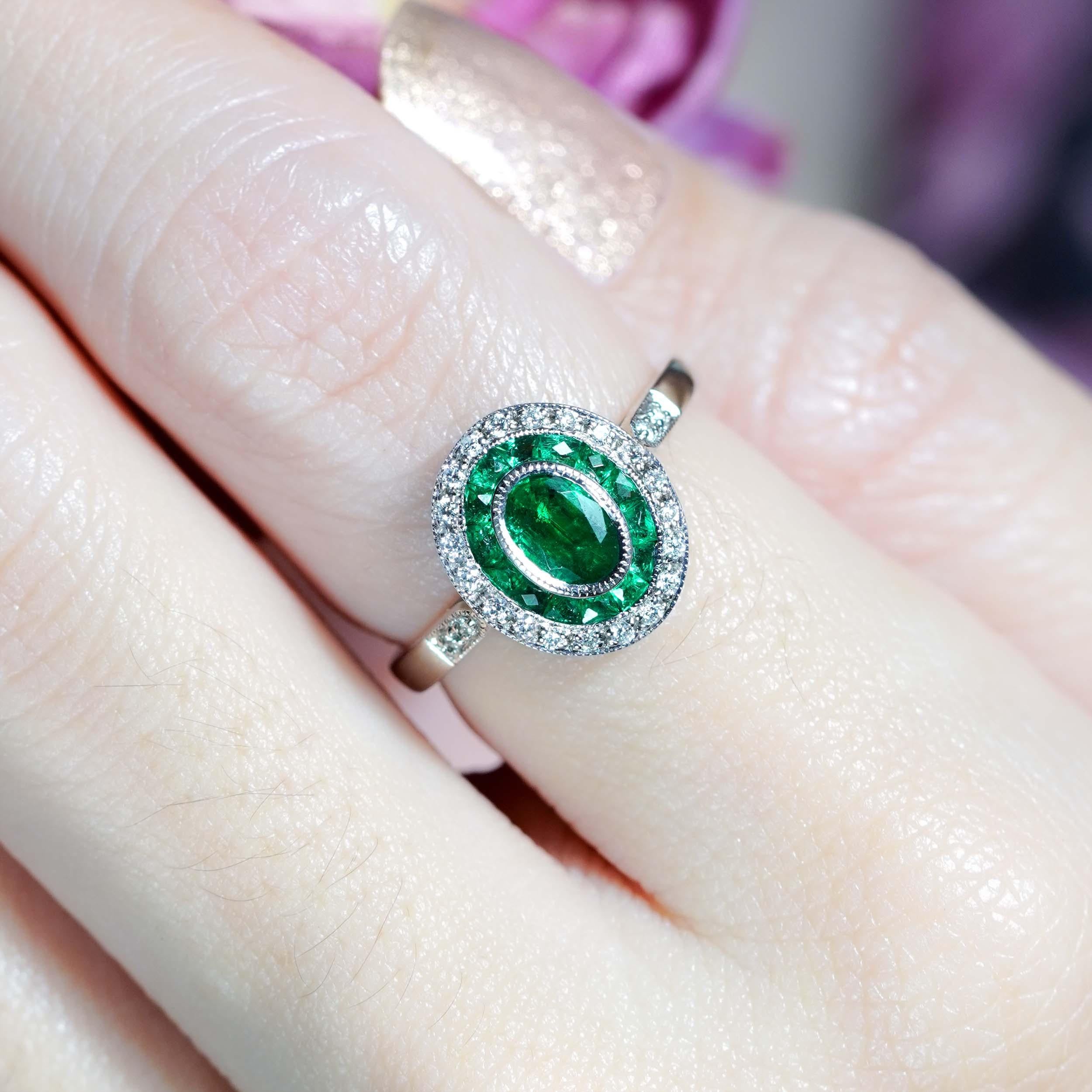 Taglio ovale Anello di fidanzamento target con smeraldo ovale e diamante in stile Art Déco in oro bianco 18 carati
