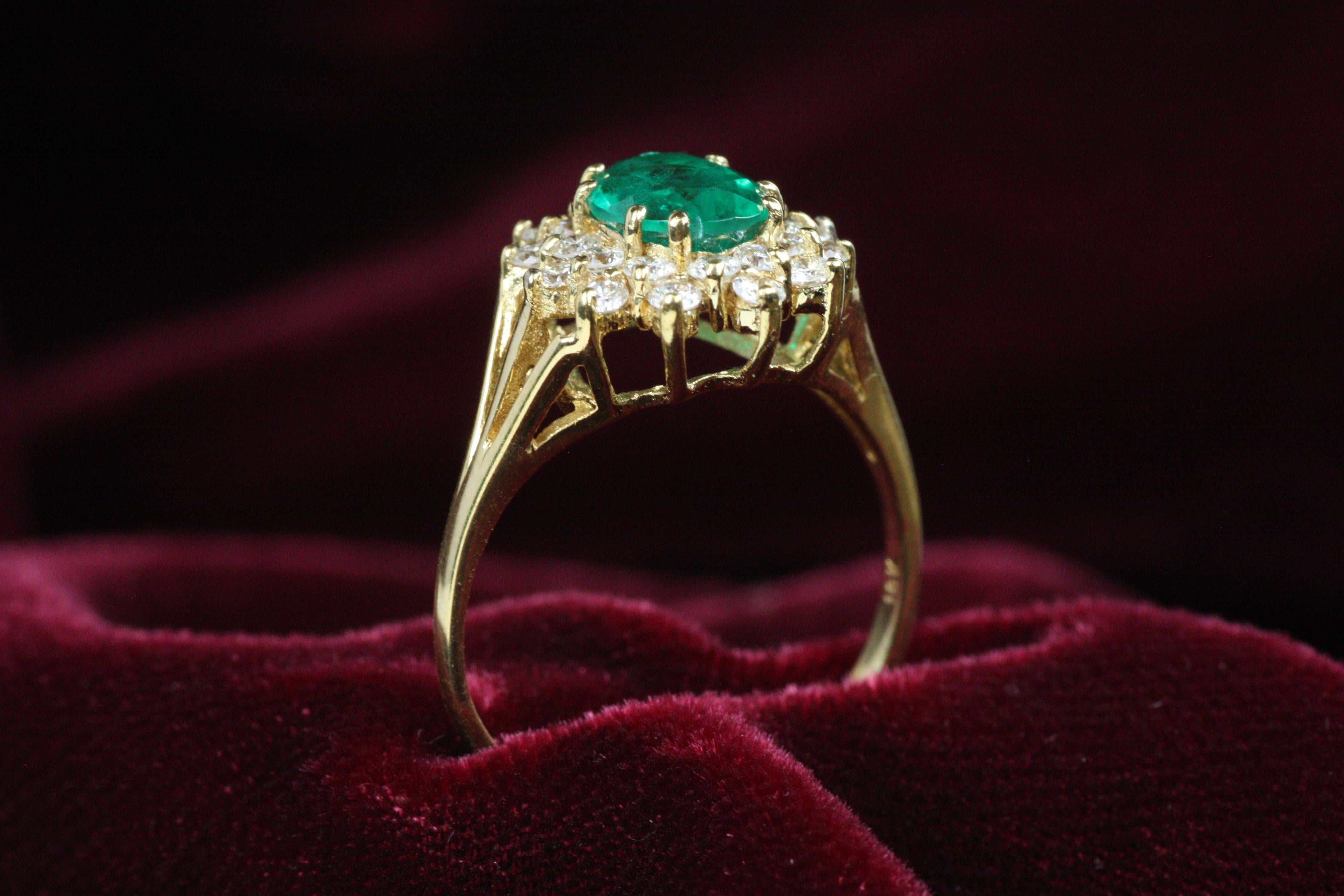 Ovaler Smaragd und Diamant-Cluster-Cocktailring aus Gelbgold (Ovalschliff) im Angebot