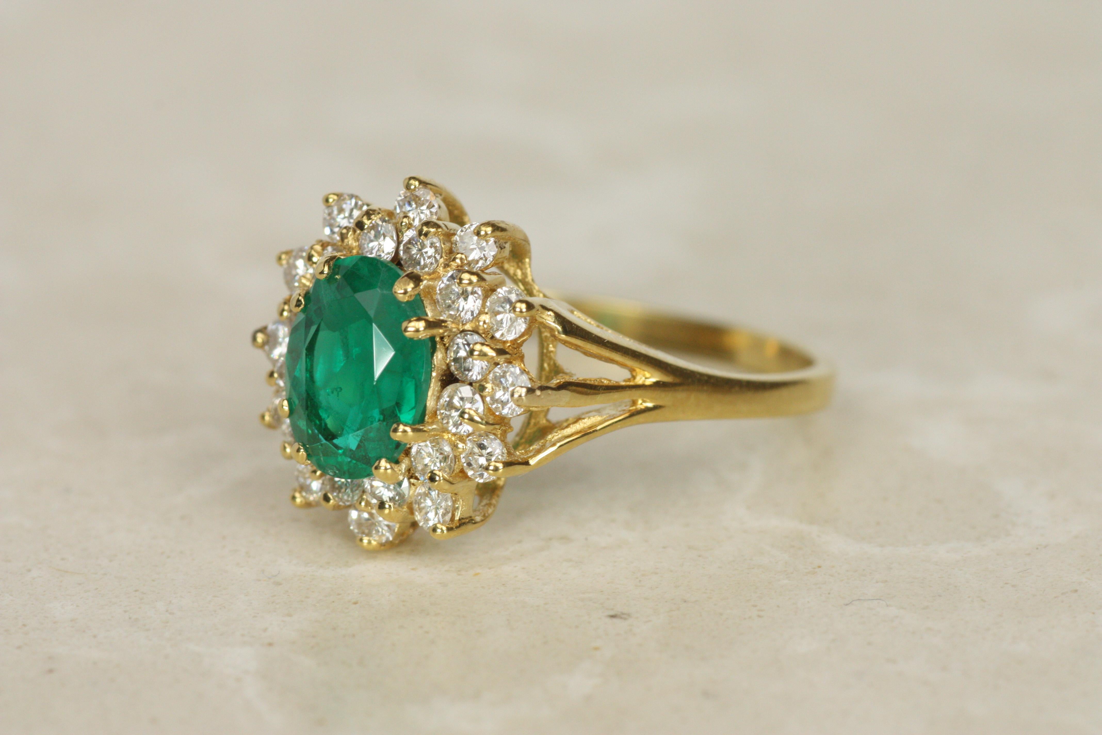Ovaler Smaragd und Diamant-Cluster-Cocktailring aus Gelbgold im Zustand „Gut“ im Angebot in Santa Monica, CA