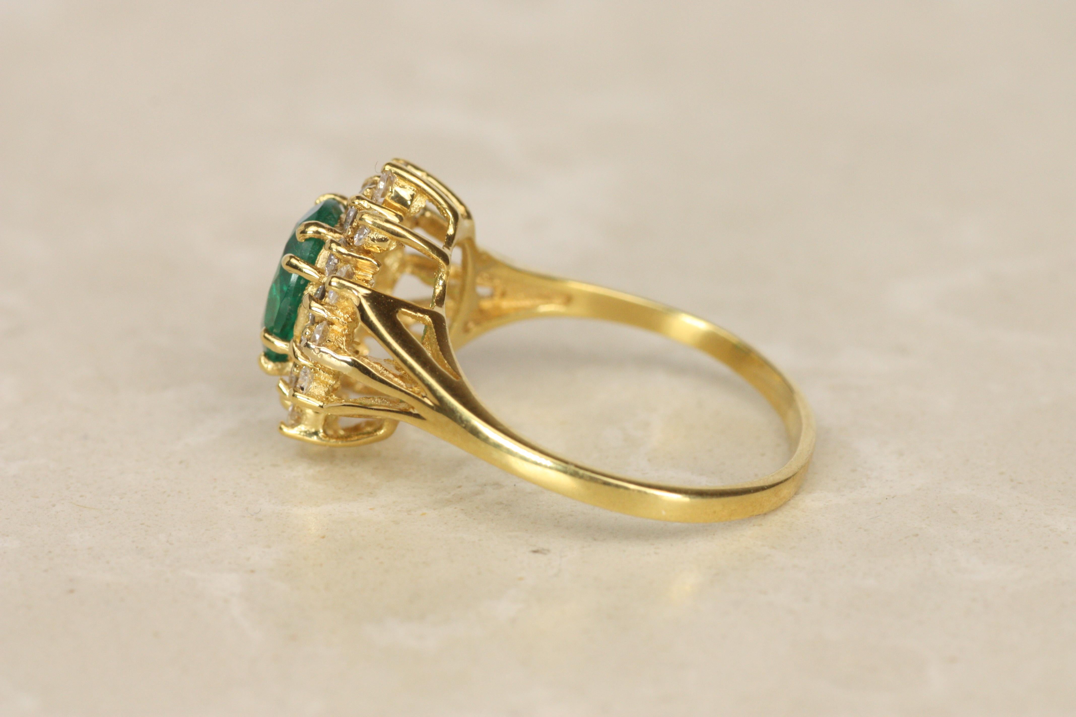 Ovaler Smaragd und Diamant-Cluster-Cocktailring aus Gelbgold Damen im Angebot