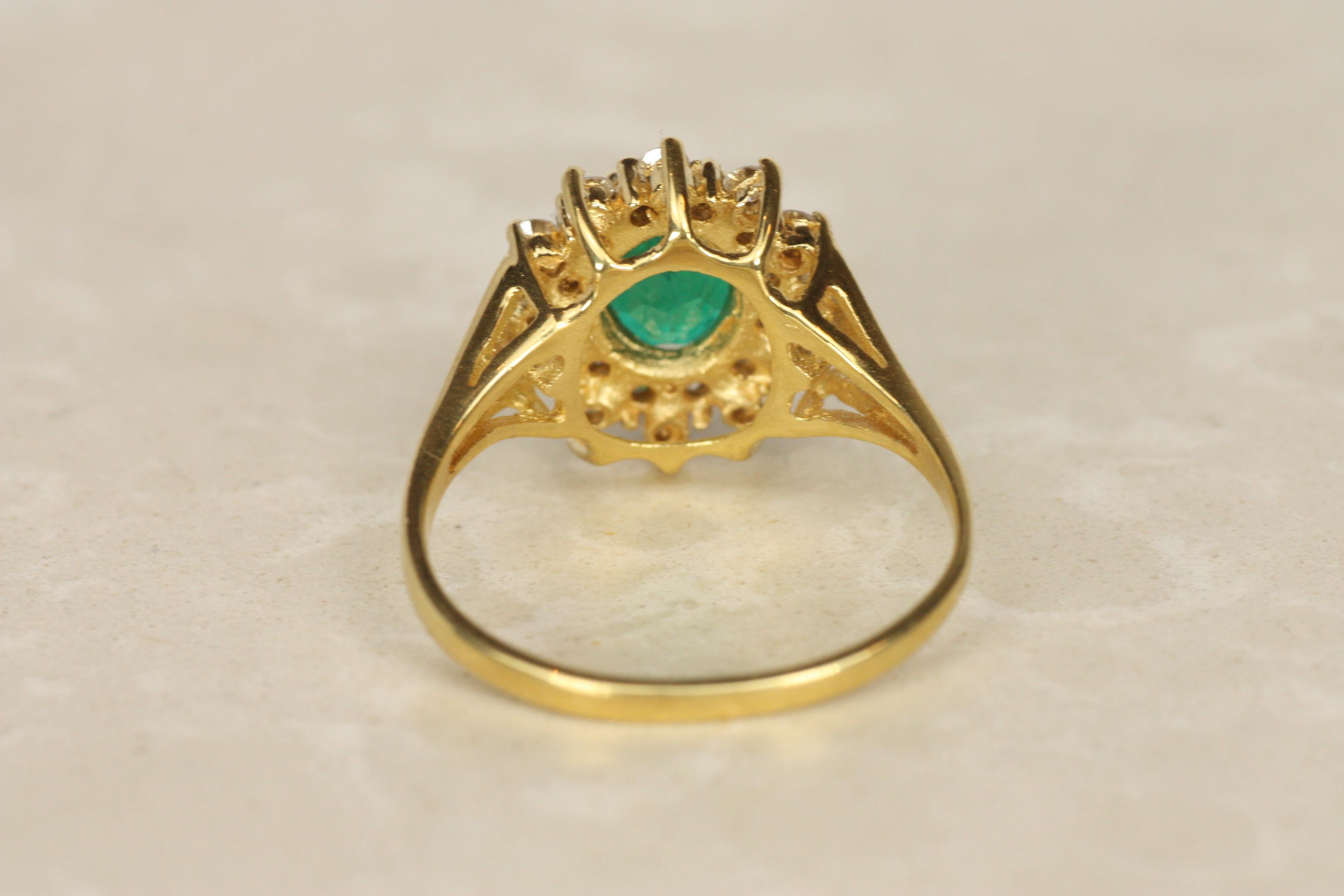 Ovaler Smaragd und Diamant-Cluster-Cocktailring aus Gelbgold im Angebot 1