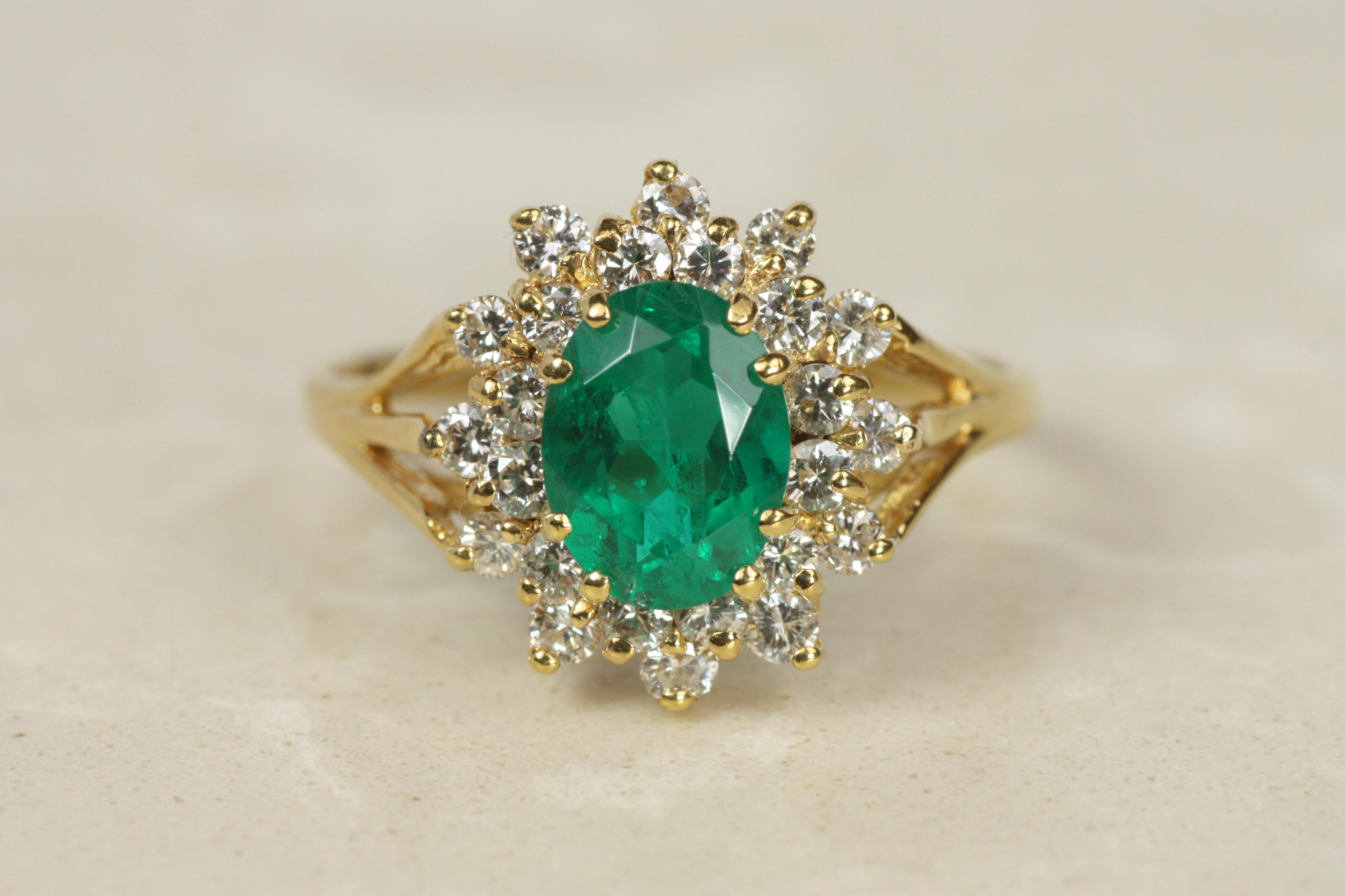 Ovaler Smaragd und Diamant-Cluster-Cocktailring aus Gelbgold im Angebot 3