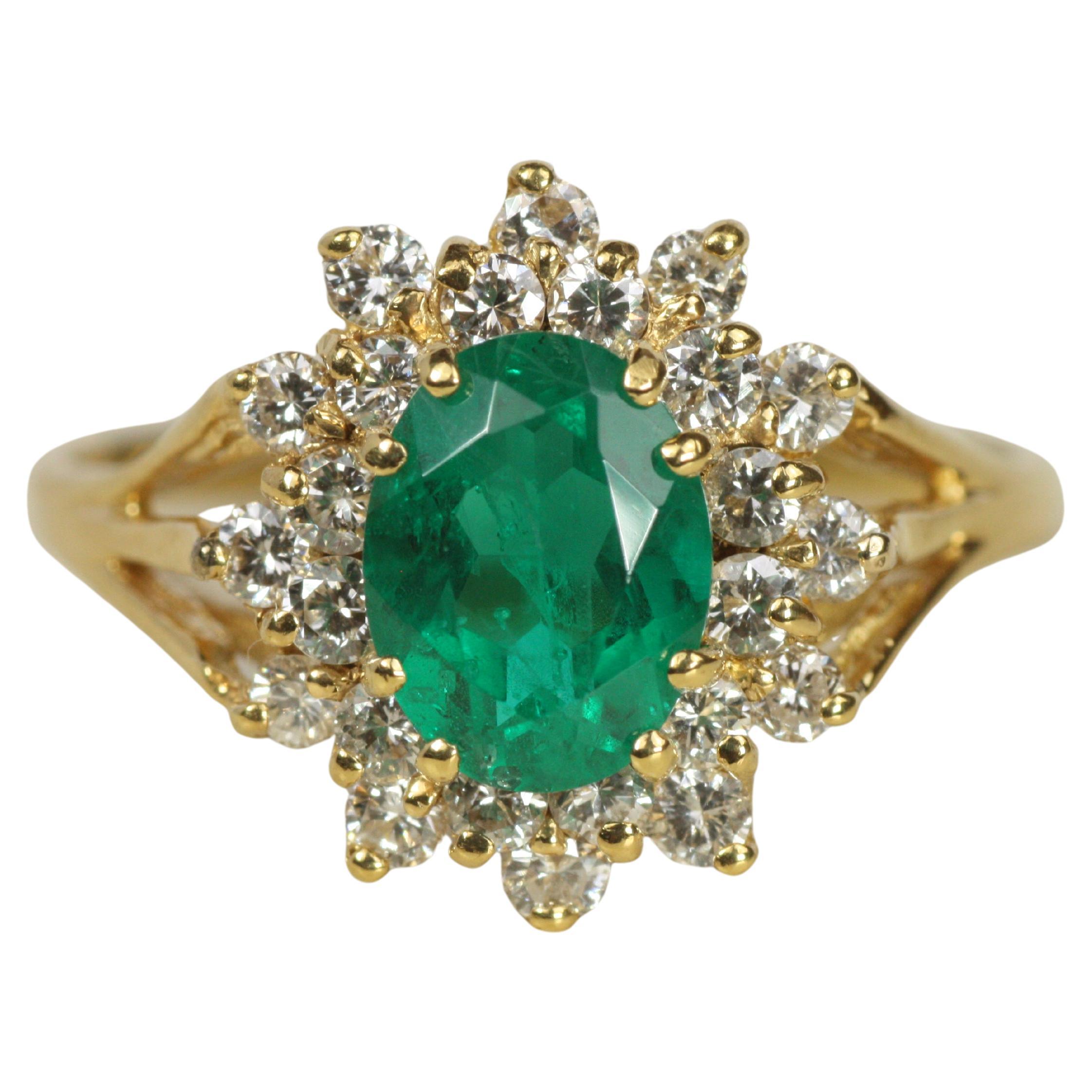 Ovaler Smaragd und Diamant-Cluster-Cocktailring aus Gelbgold