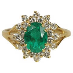 Bague cocktail en or jaune ornée d'émeraudes ovales et de diamants