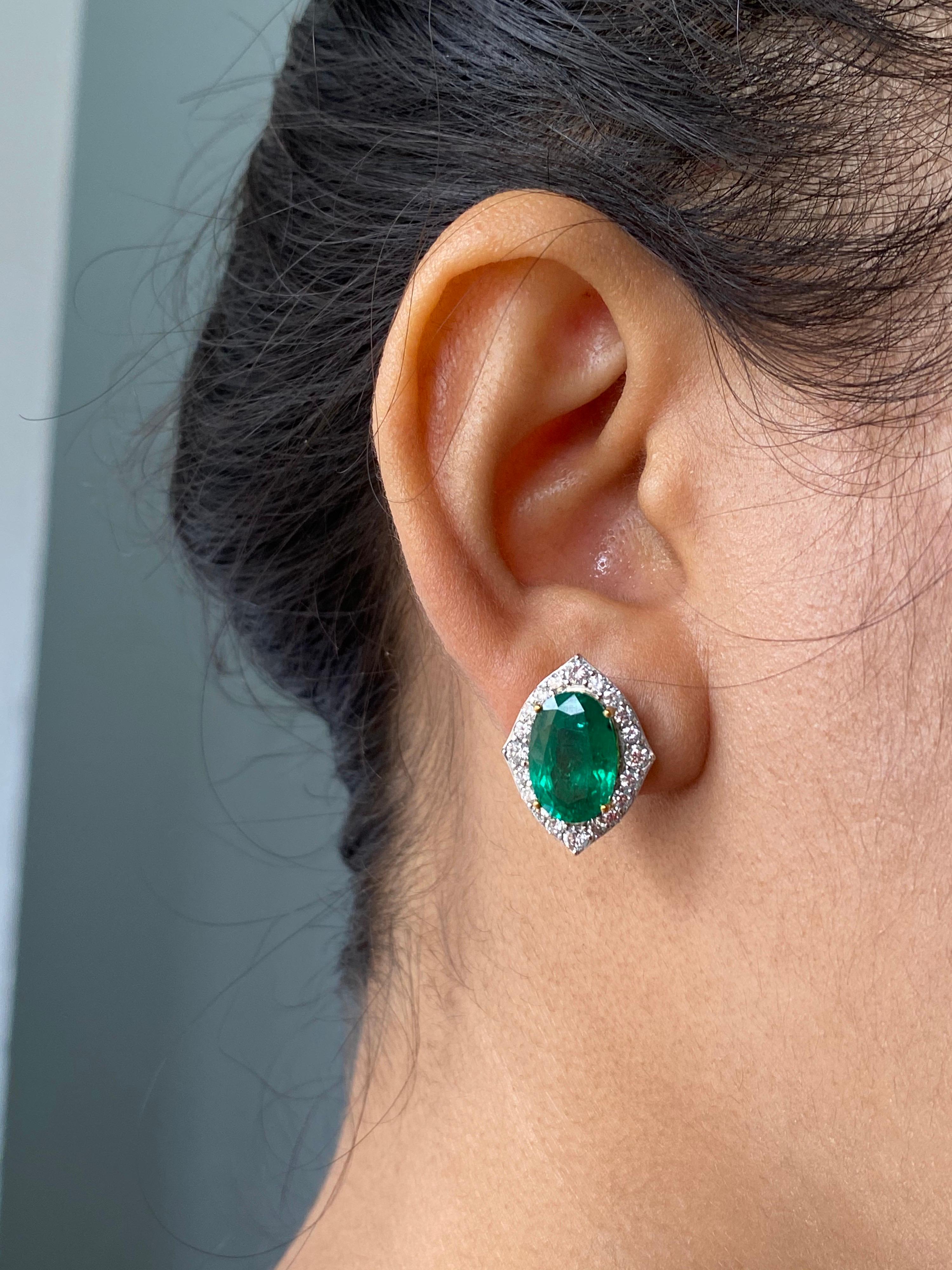 Oval Emerald and Diamond Earring Studs and Ring Suite In New Condition In Bangkok, Thailand