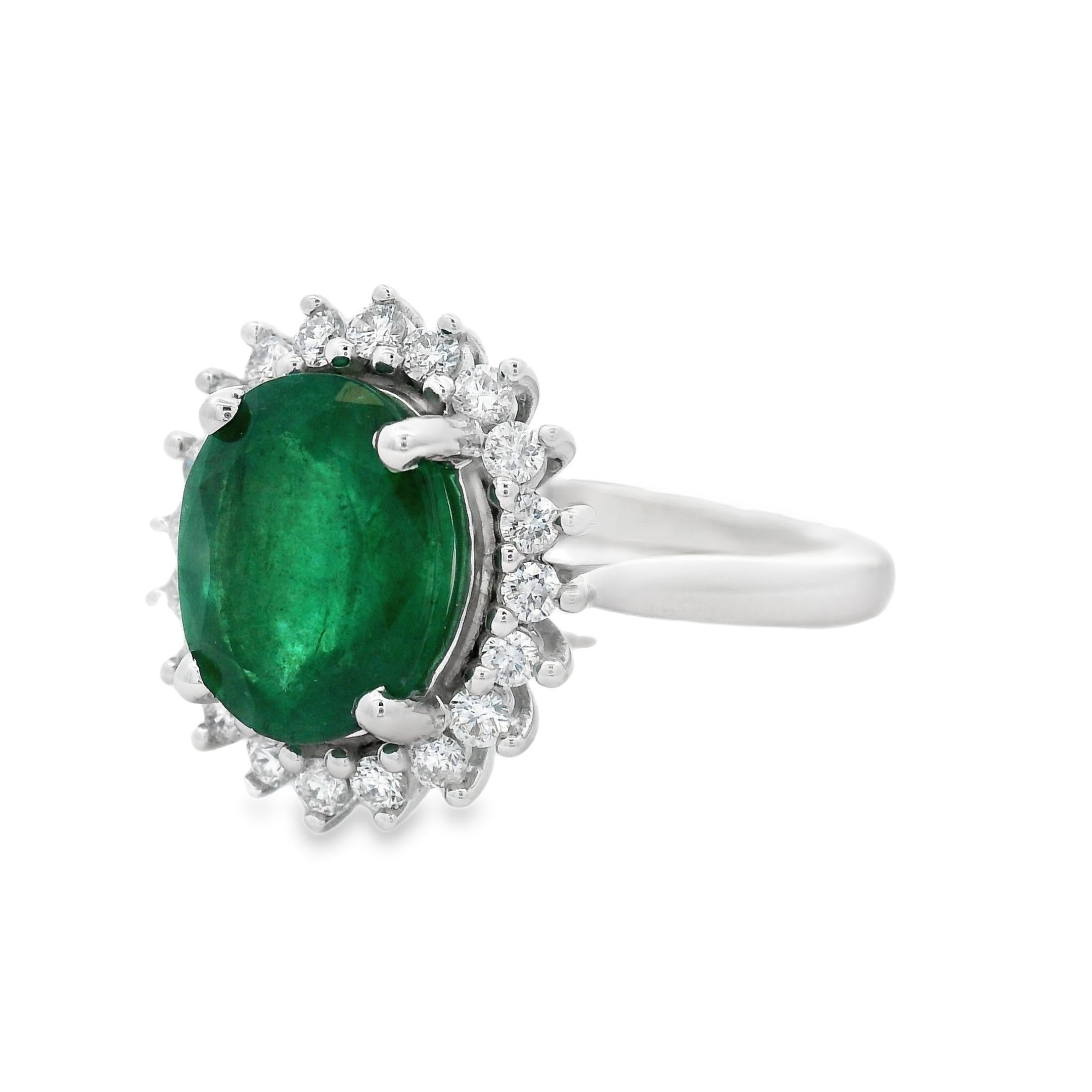 Une déclaration audacieuse de couleur et de contraste, cette étonnante bague de cocktail est centrée sur une émeraude de taille ovale de 2,42 carats, mesurant 10 x 8 mm, richement saturée. La teinte verte vive de la pierre précieuse est rehaussée