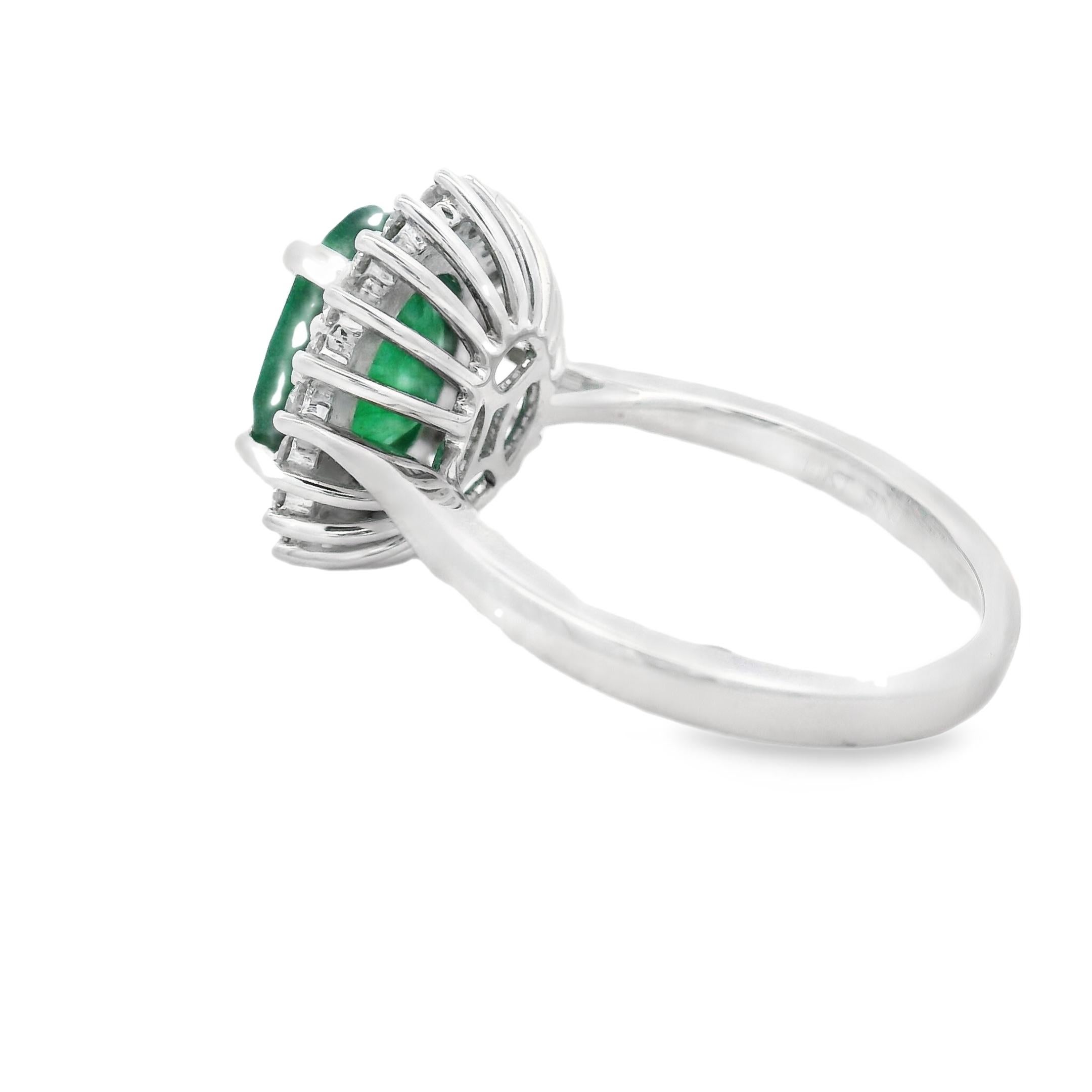 Taille ovale Bague émeraude ovale et halo de diamants, 2.76ct en or blanc 14K, taille 7 en vente