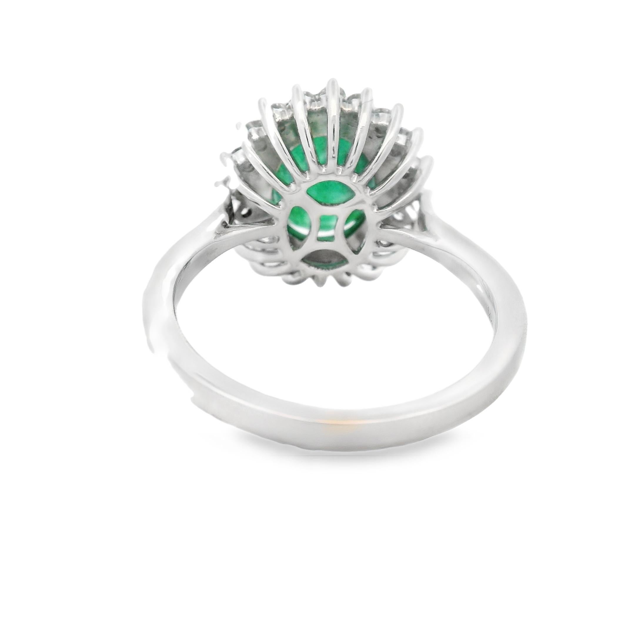 Bague émeraude ovale et halo de diamants, 2.76ct en or blanc 14K, taille 7 Neuf - En vente à New York, NY