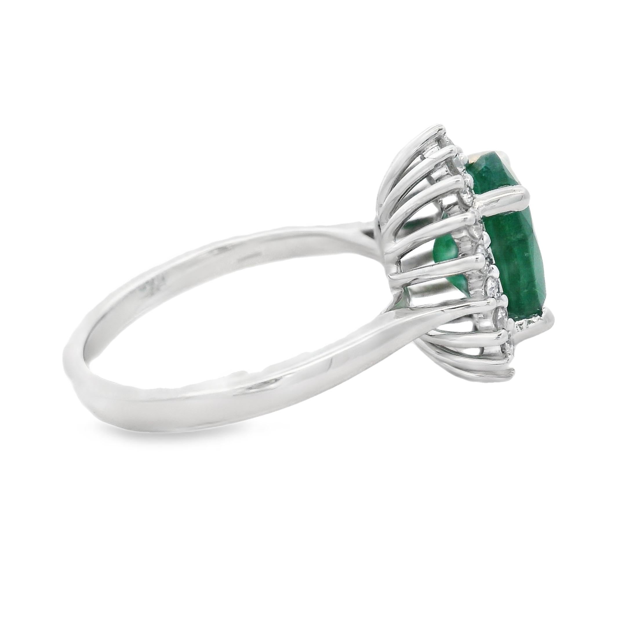 Bague émeraude ovale et halo de diamants, 2.76ct en or blanc 14K, taille 7 en vente 1