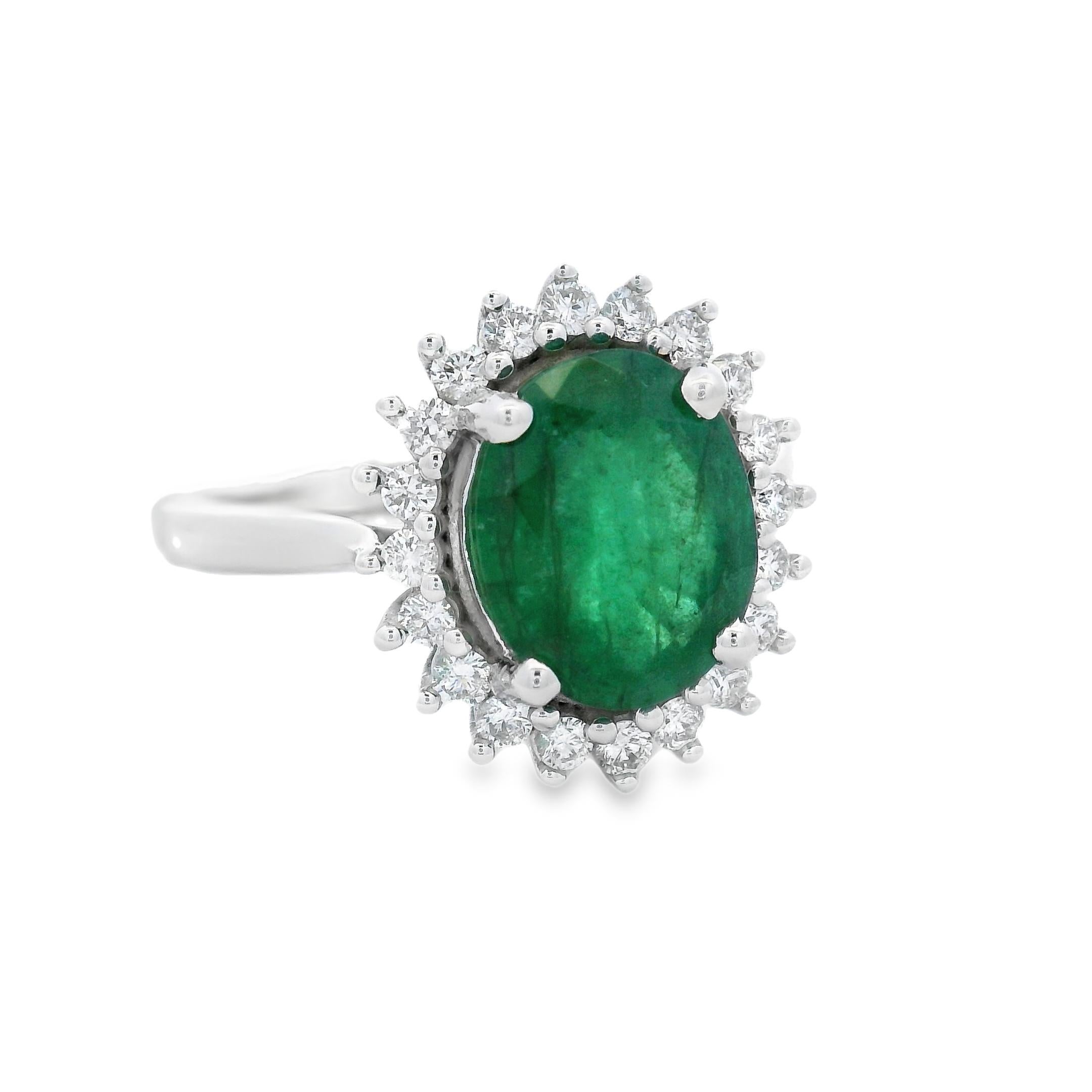 Bague émeraude ovale et halo de diamants, 2.76ct en or blanc 14K, taille 7 en vente 2