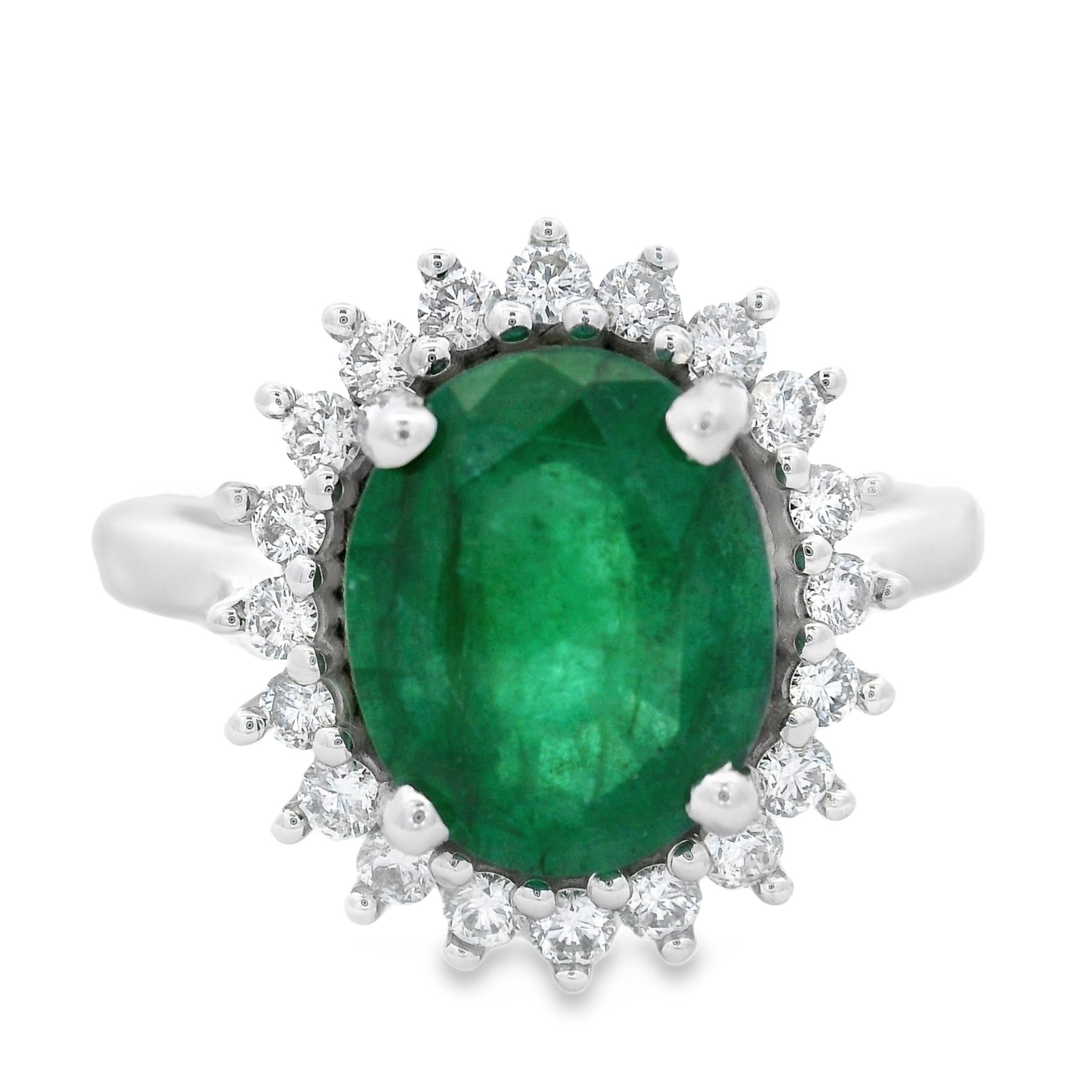 Bague émeraude ovale et halo de diamants, 2.76ct en or blanc 14K, taille 7 en vente 3