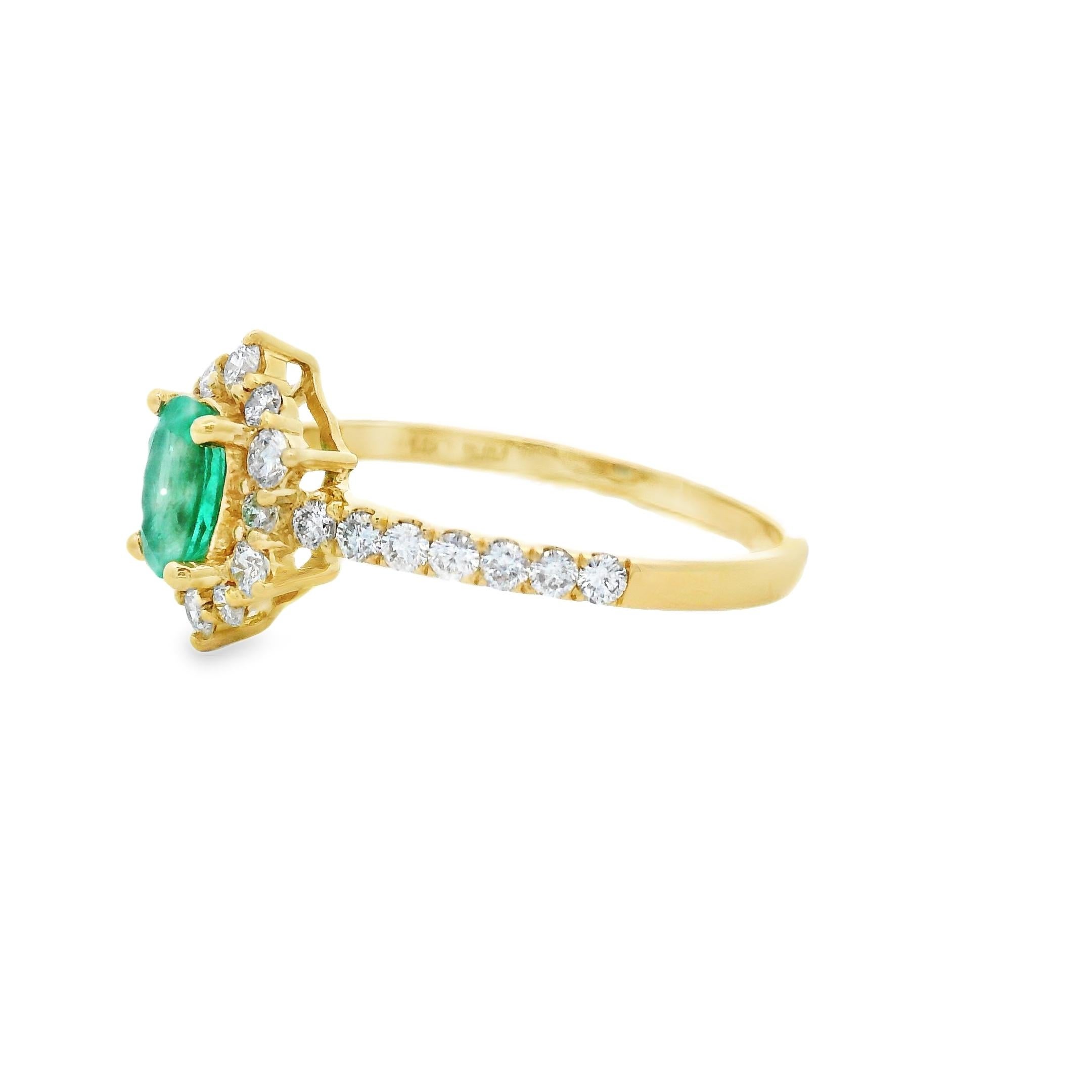 Ovaler Smaragd und Diamant Halo Ring in 14K Gelbgold 0,88ct Total (Zeitgenössisch) im Angebot