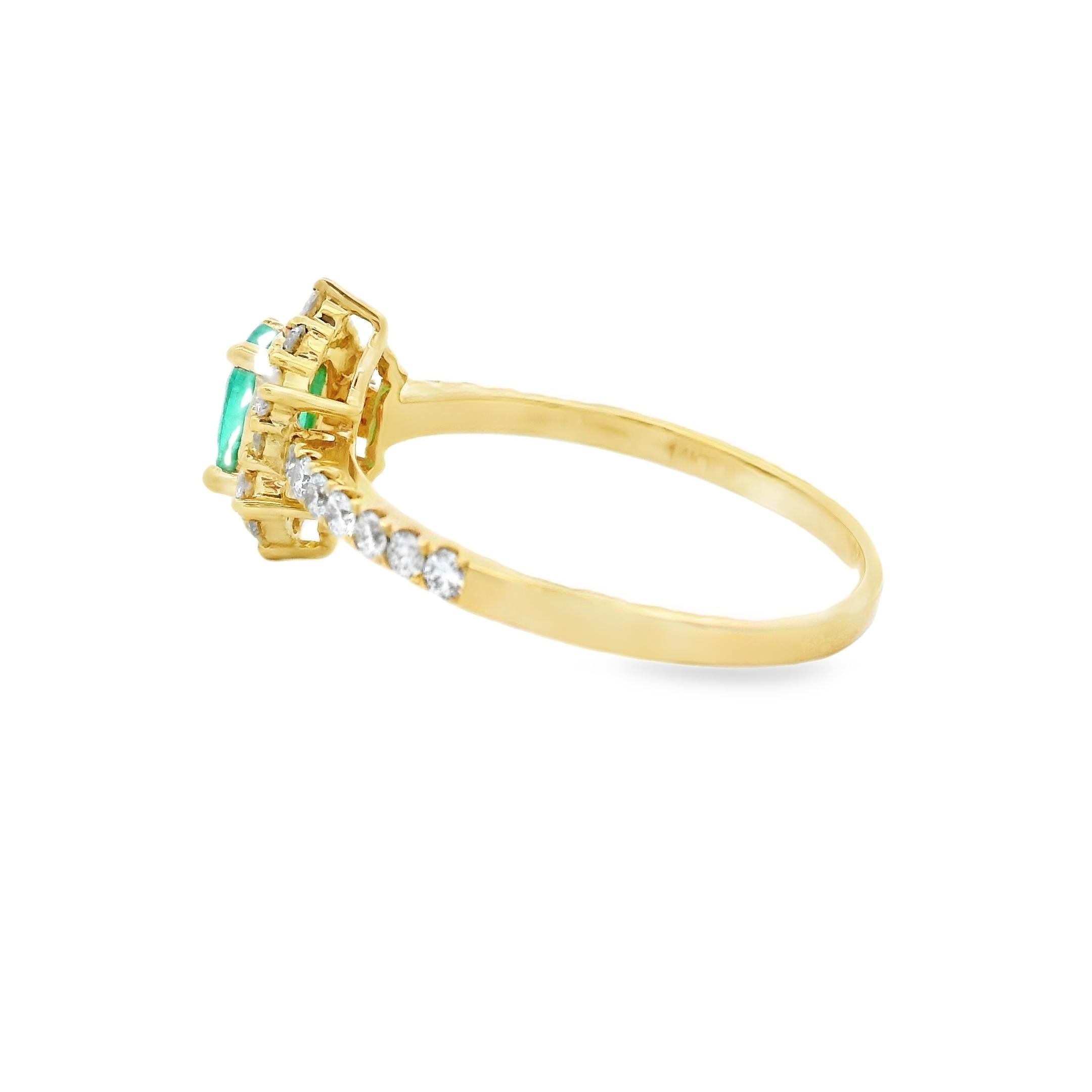 Ovaler Smaragd und Diamant Halo Ring in 14K Gelbgold 0,88ct Total (Ovalschliff) im Angebot