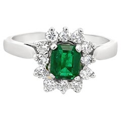 Esmeralda ovalada y anillo de diamantes en platino