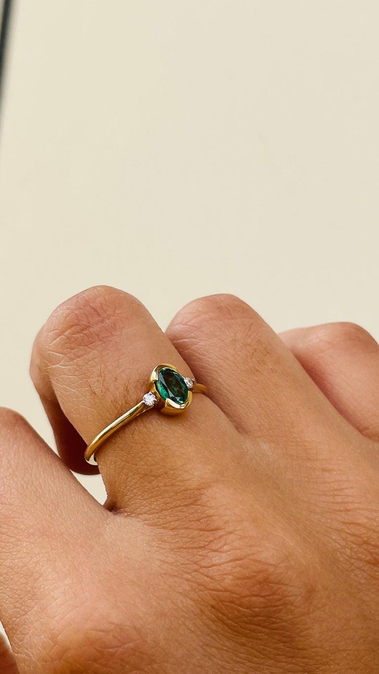 in vendita:  Smeraldo ovale e diamante in oro giallo massiccio 14k Anello minimal con tre pietre per lei 15