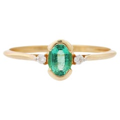 Esmeralda ovalada y diamante macizo de oro amarillo de 14k Anillo mínimo de tres piedras para ella