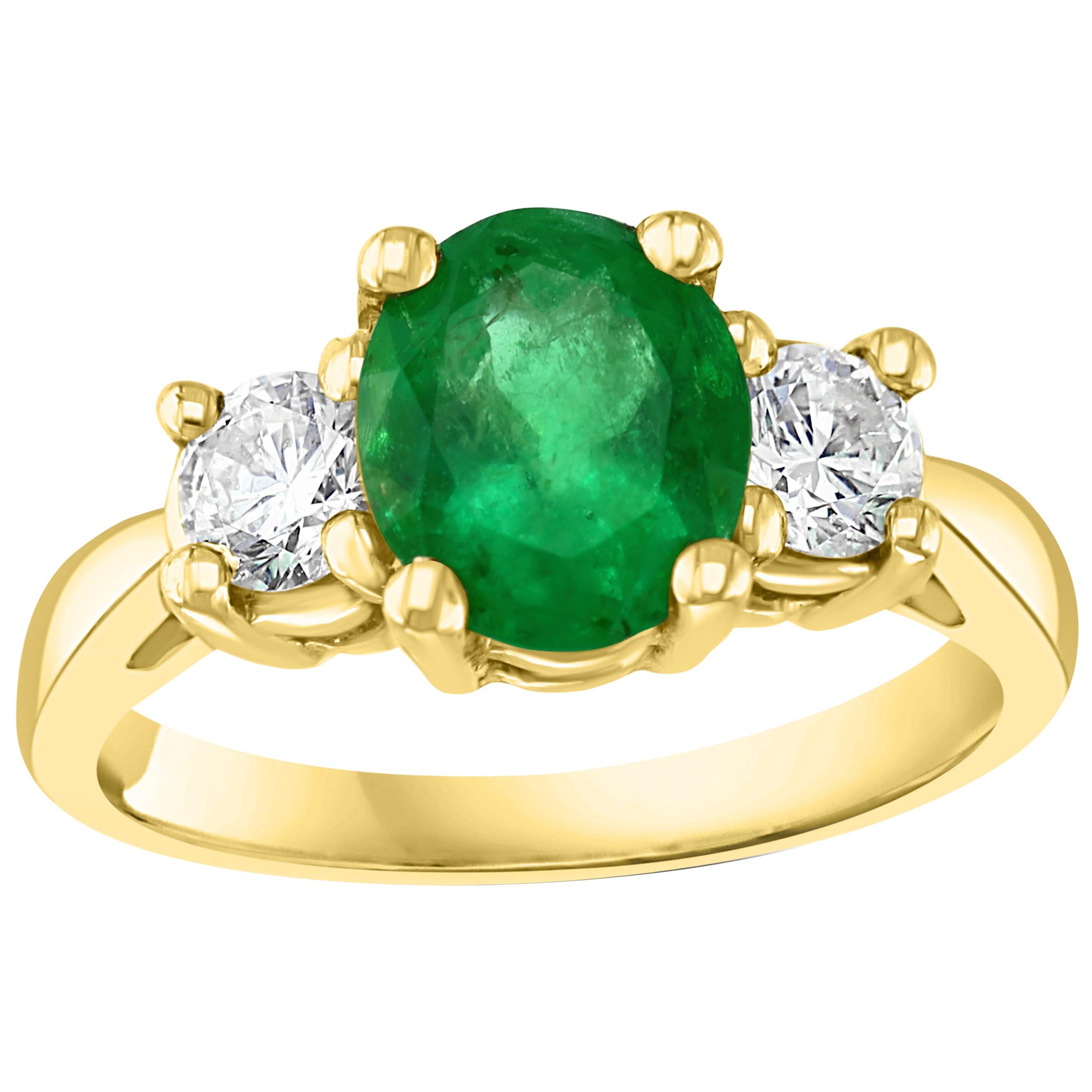 Ovaler Smaragd- und Diamantring mit drei Steinen aus 14 Karat Gelbgold im Angebot