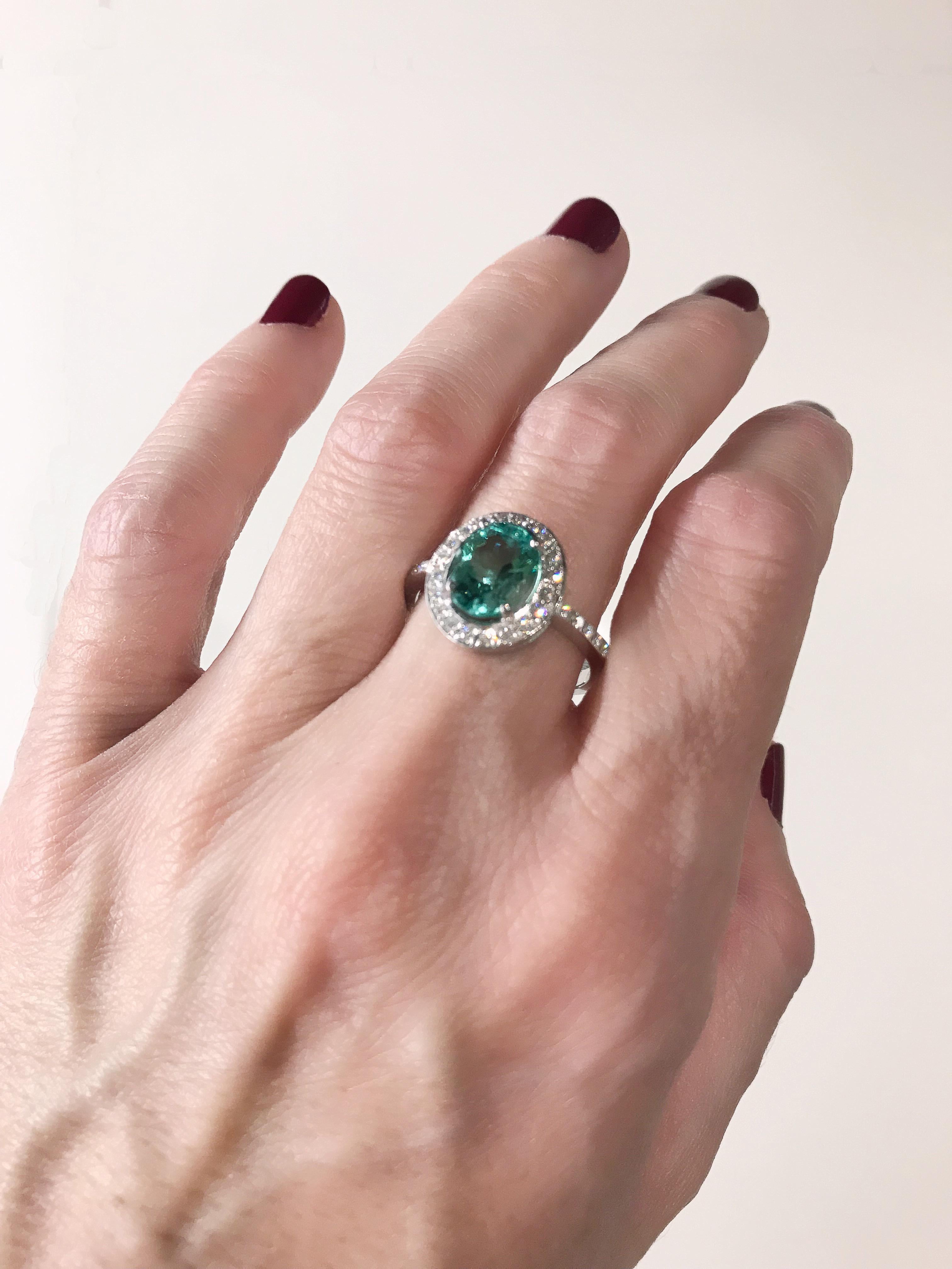 Oval Emerald and Diamonds, 18 Karat White Gold Wedding and Engagement Ring In New Condition In San Sebastián, ES