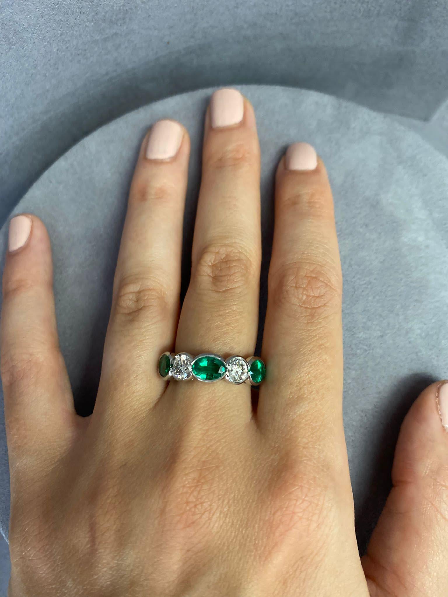 Bague en platine à cinq pierres, émeraudes ovales et diamants ronds Neuf - En vente à New York, NY