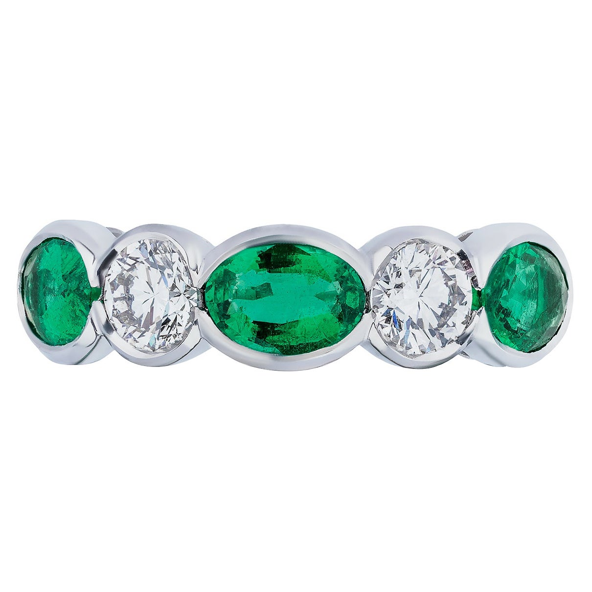 Bague en platine à cinq pierres, émeraudes ovales et diamants ronds en vente