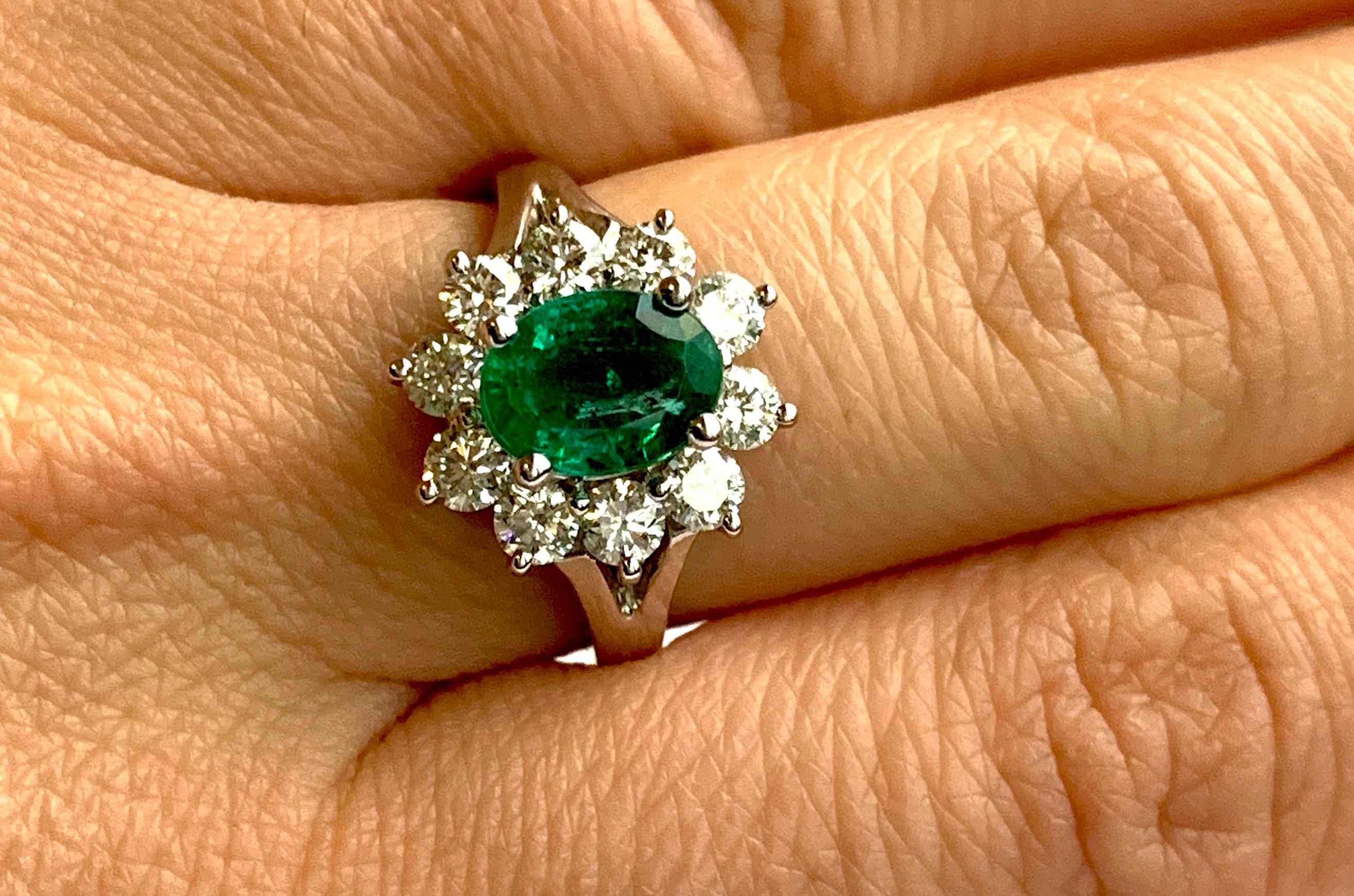 Esmeralda ovalada y halo de diamantes blancos Anillo de compromiso de moda Oro blanco de 14 quilates Contemporáneo