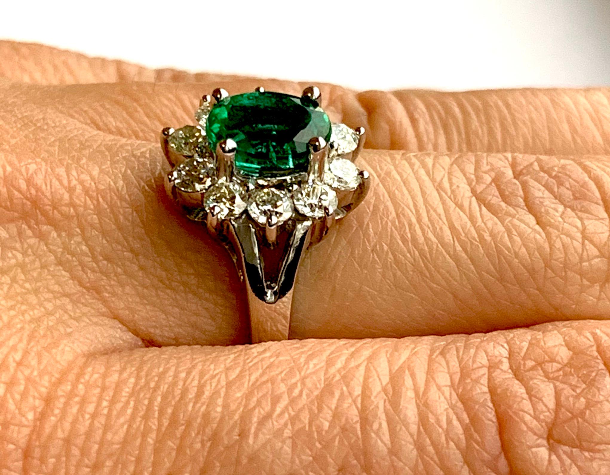 Esmeralda ovalada y halo de diamantes blancos Anillo de compromiso de moda Oro blanco de 14 quilates Corte oval