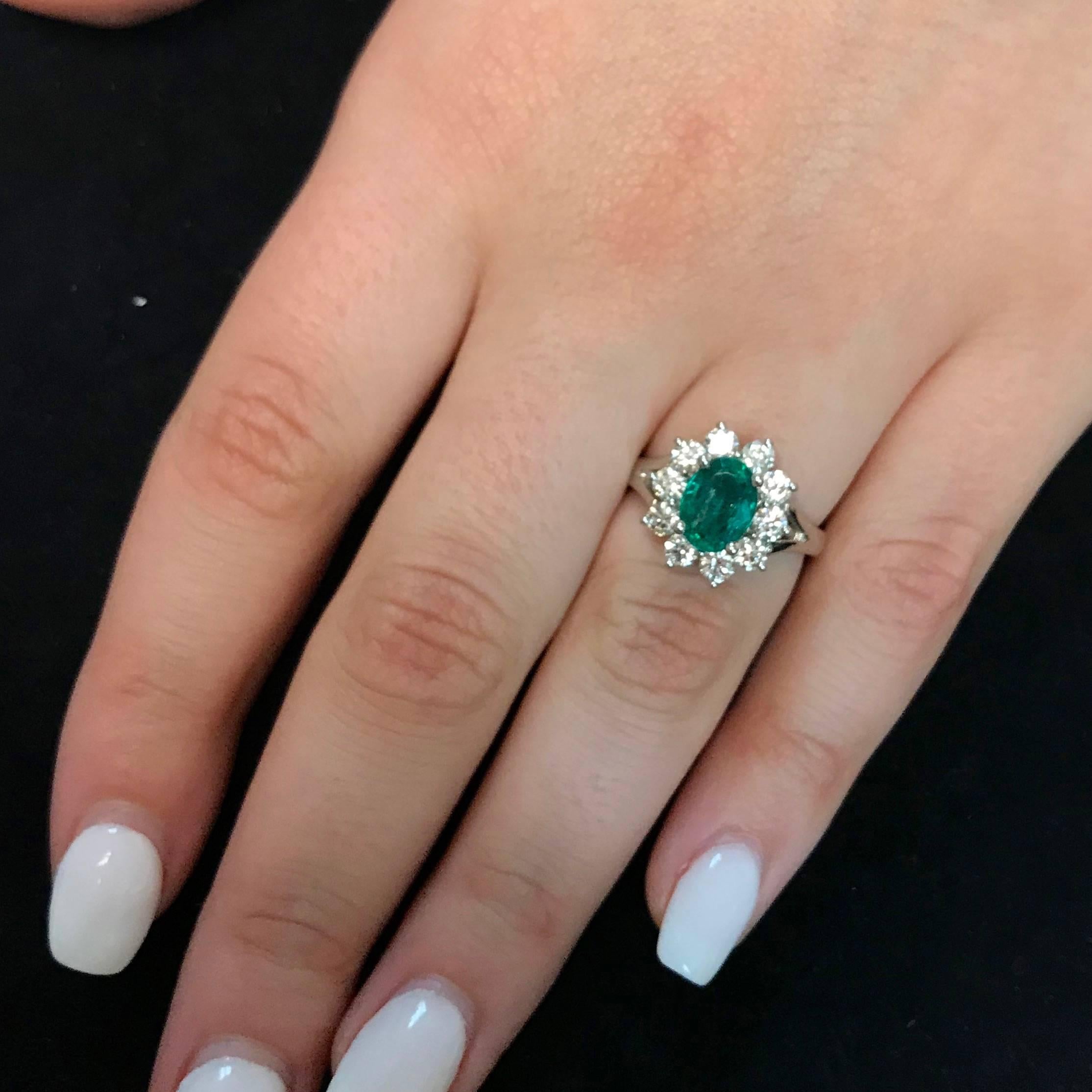 Esmeralda ovalada y halo de diamantes blancos Anillo de compromiso de moda Oro blanco de 14 quilates en Nuevo Estado en GREAT NECK, NY