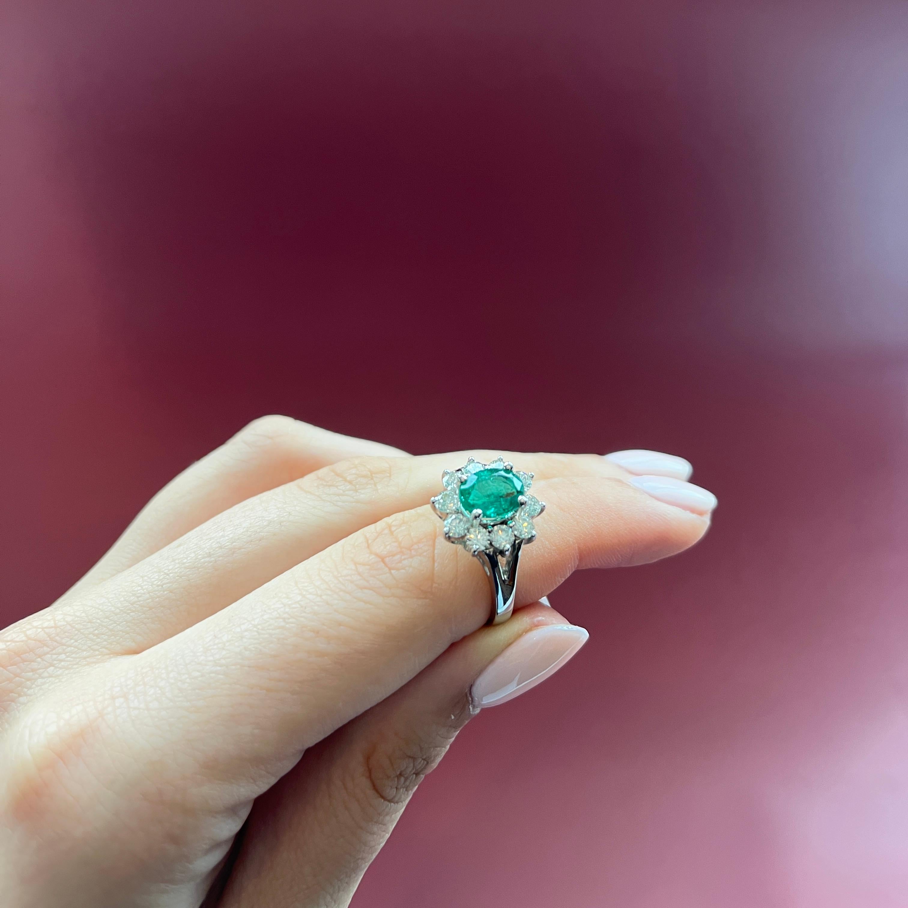 De las mujeres Esmeralda ovalada y halo de diamantes blancos Anillo de compromiso de moda Oro blanco de 14 quilates