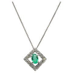 Halskette mit Anhänger aus 14 Karat Weißgold mit ovalem Smaragd und Diamant