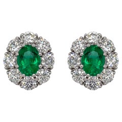 Ovaler Smaragd- und Diamant-Cluster-Ohrring