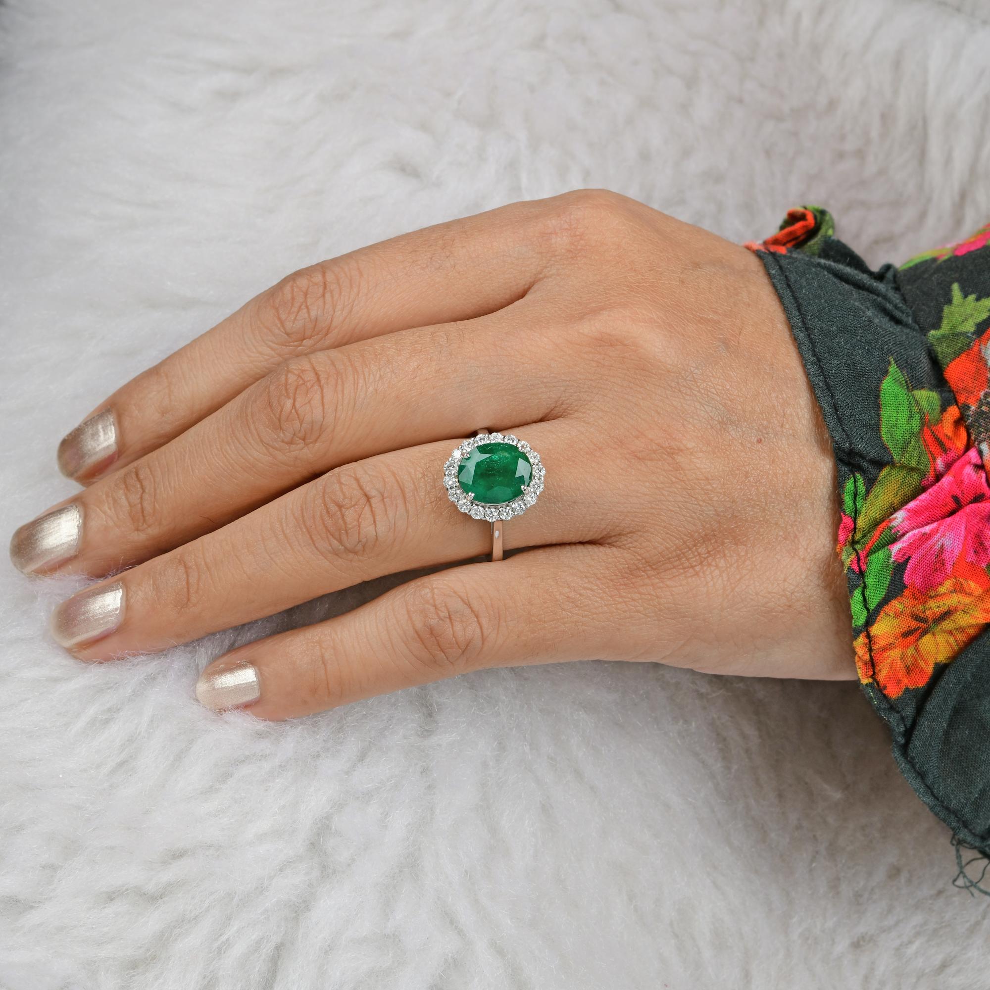 En venta: Anillo de compromiso ovalado con halo de diamantes esmeralda Oro blanco de 14 quilates Joyería fina  2