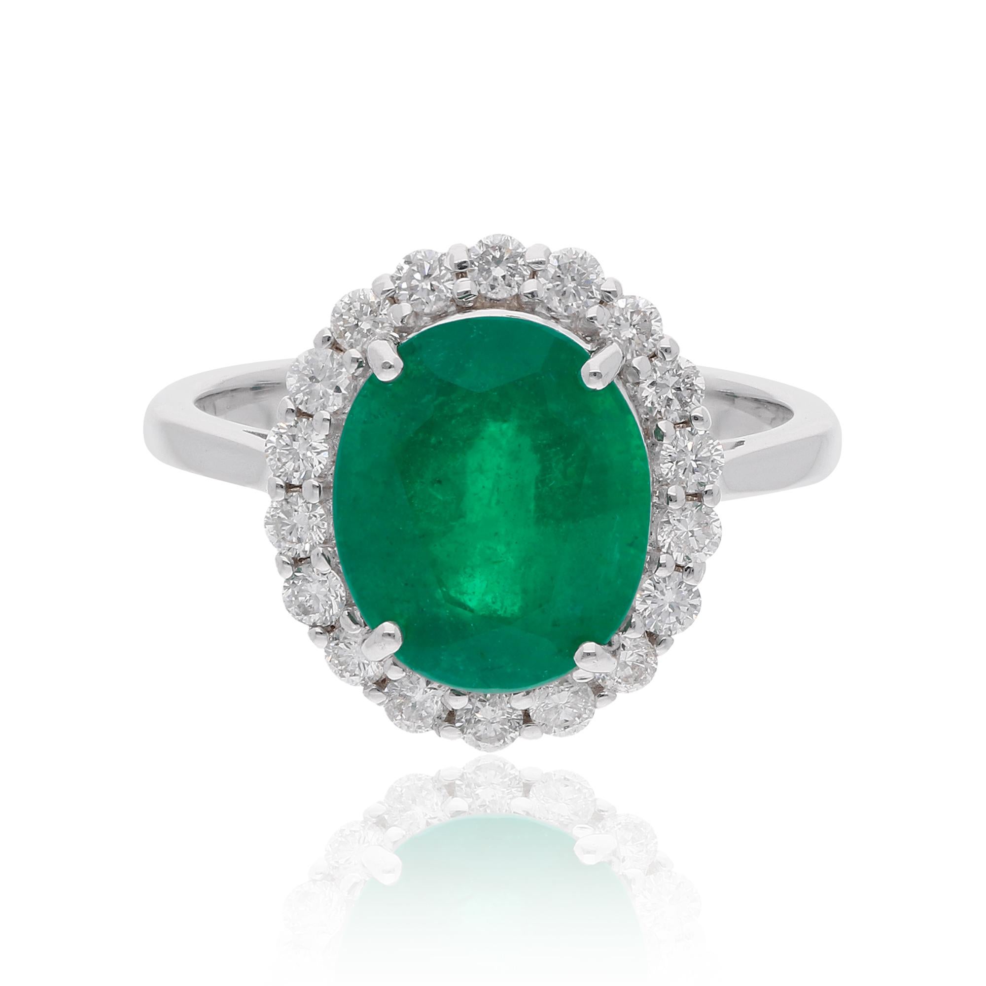 En venta: Anillo de compromiso ovalado con halo de diamantes esmeralda Oro blanco de 14 quilates Joyería fina  4