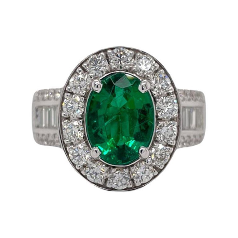 Ovaler Smaragd- und Diamant-Halo-Ring aus 18 Karat Weißgold im Angebot