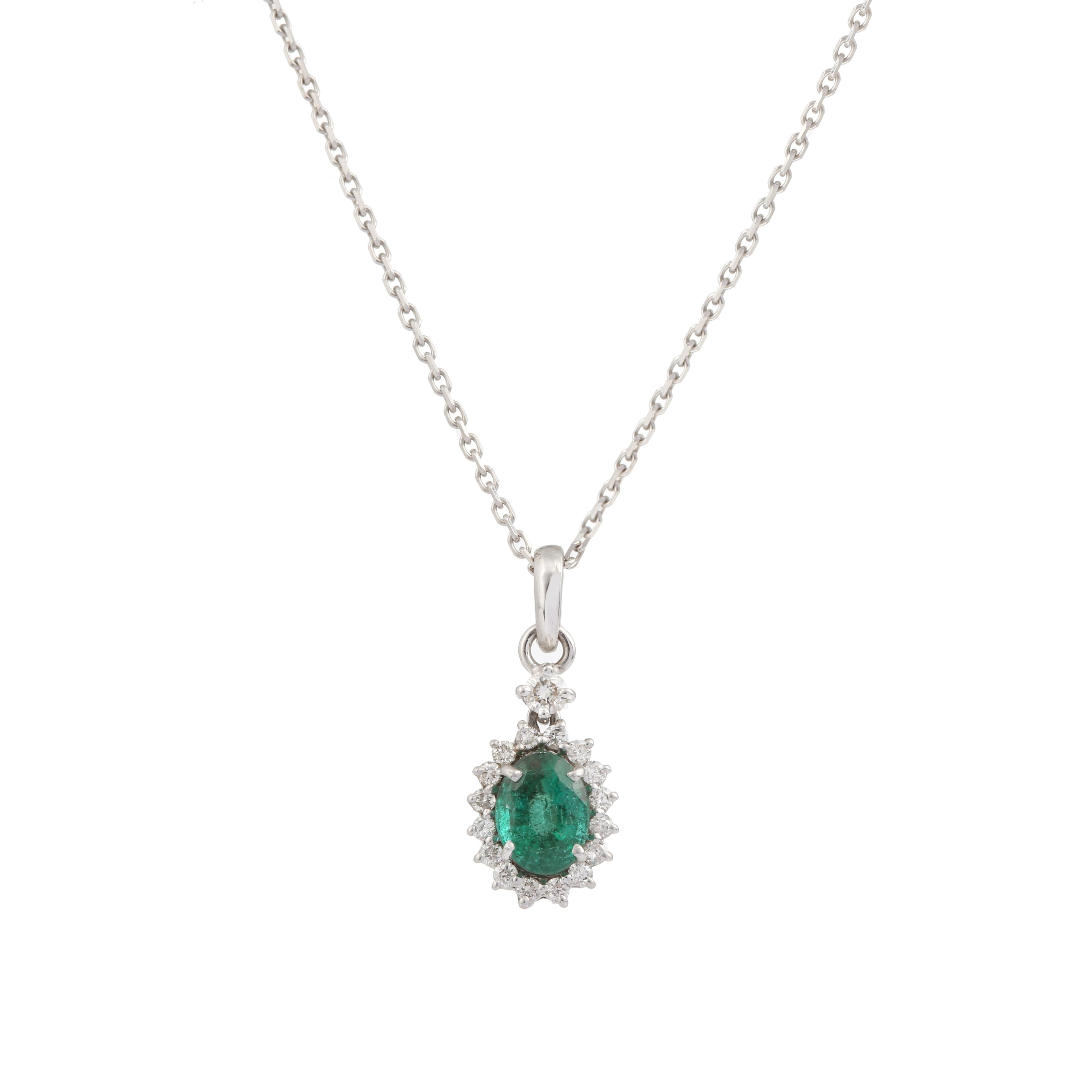 White gold necklace, the pendant set with an oval-cut emerald in a diamond setting and with a diamond on the clasp.

Emerald weight : 0.91 carats

Total estimated weight of diamonds: 0.20 carats

Length : 43 cm (16.92 inches)

Dimensions : 13.64 x