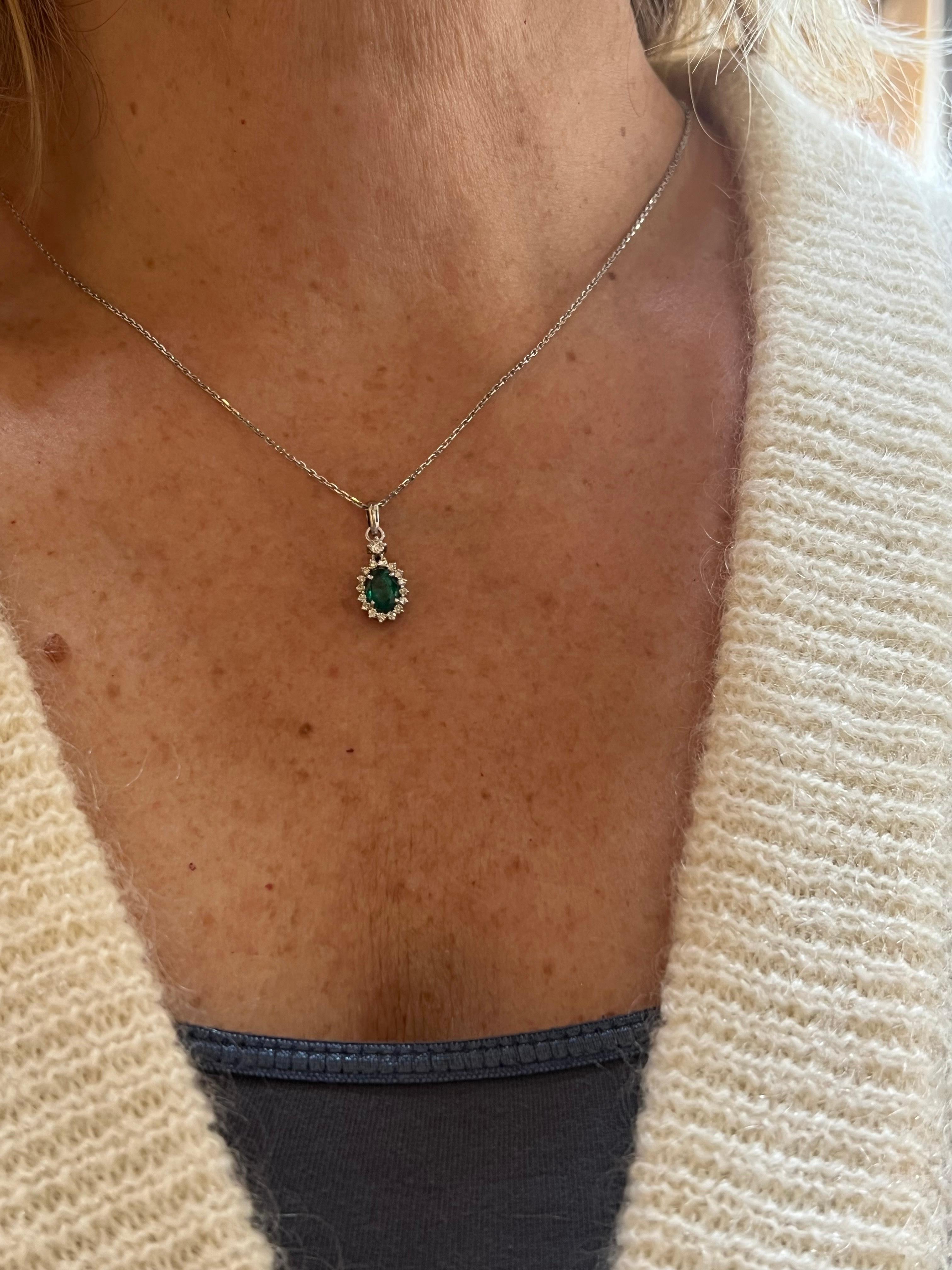 Oval Emerald Diamonds 18 Carat White Gold Necklace In Excellent Condition For Sale In Paris, FR
