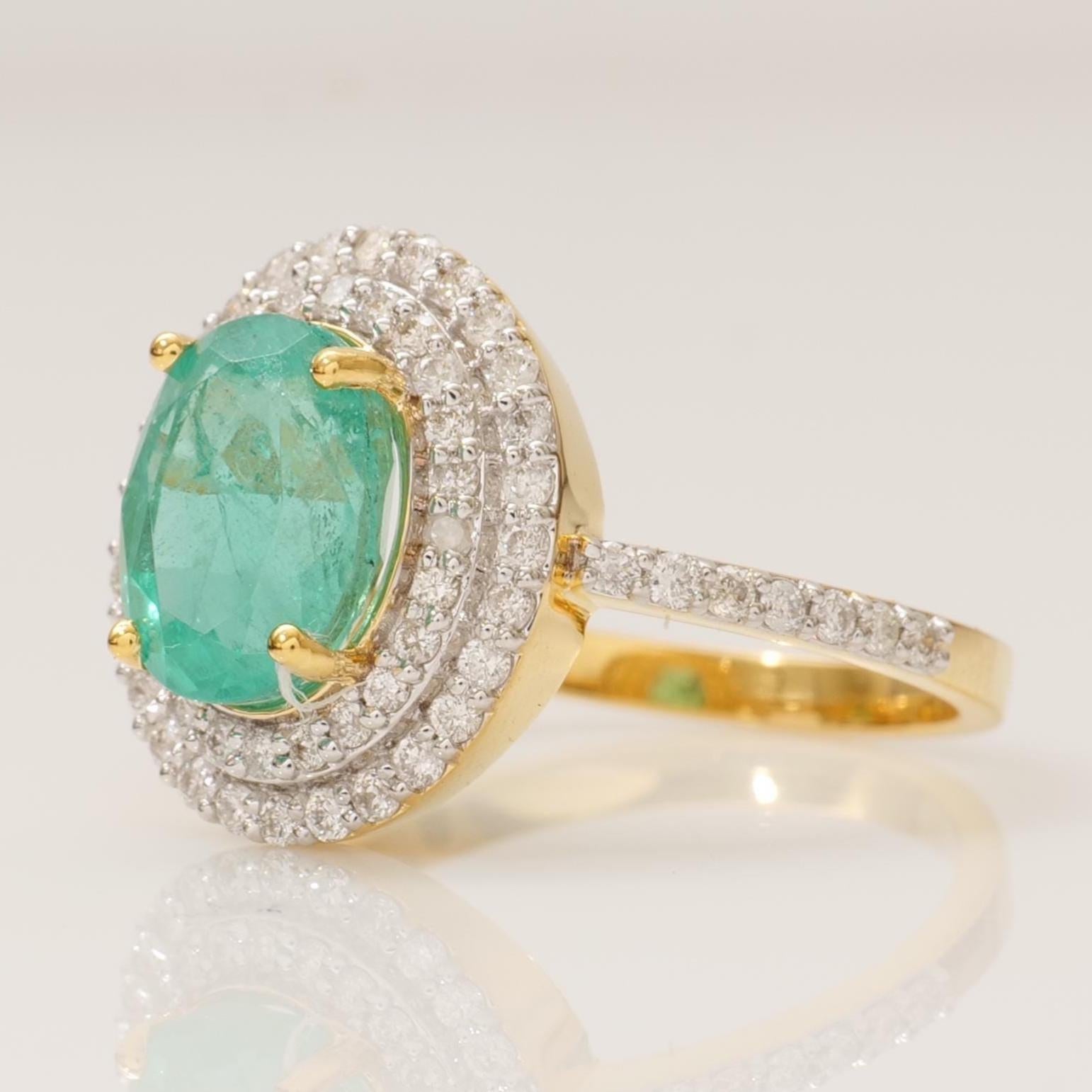 Anello con smeraldo ovale e doppio diamante aureolato in oro massiccio 14k (certificato) In condizioni Nuovo in vendita a New Delhi, DL