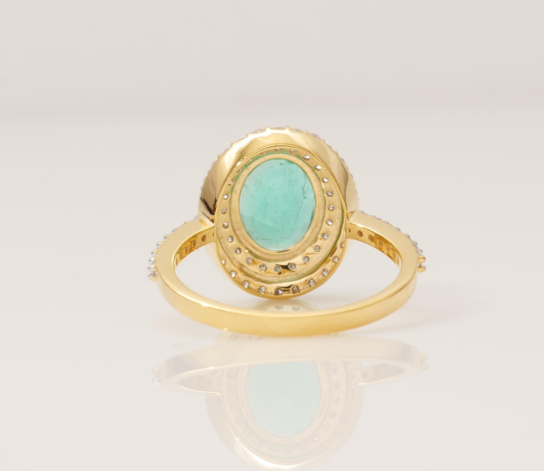 Anello con smeraldo ovale e doppio diamante aureolato in oro massiccio 14k (certificato) in vendita 2