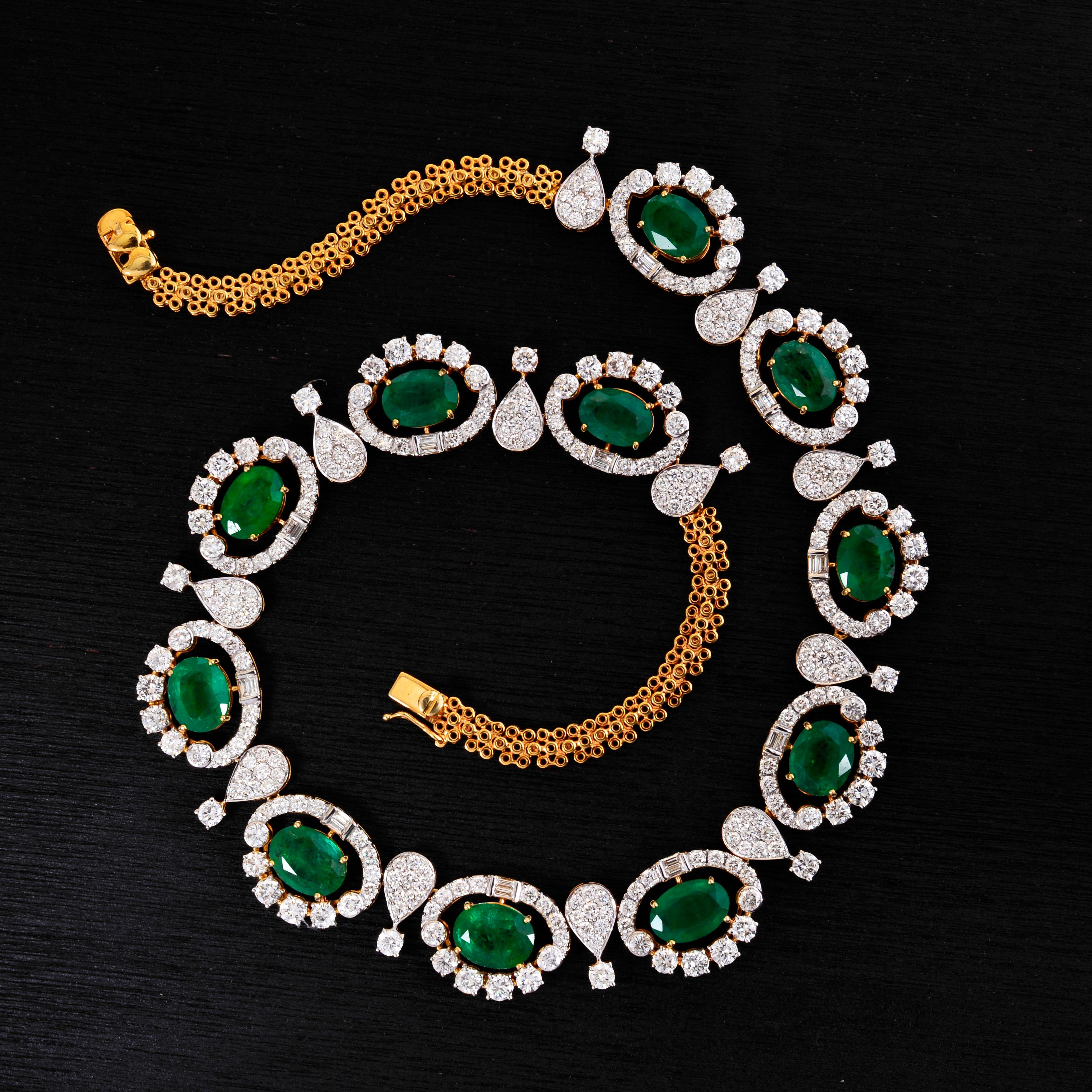Taille ovale Collier de pierres précieuses émeraudes ovales et diamants en or rose 18 carats, fabrication artisanale en vente