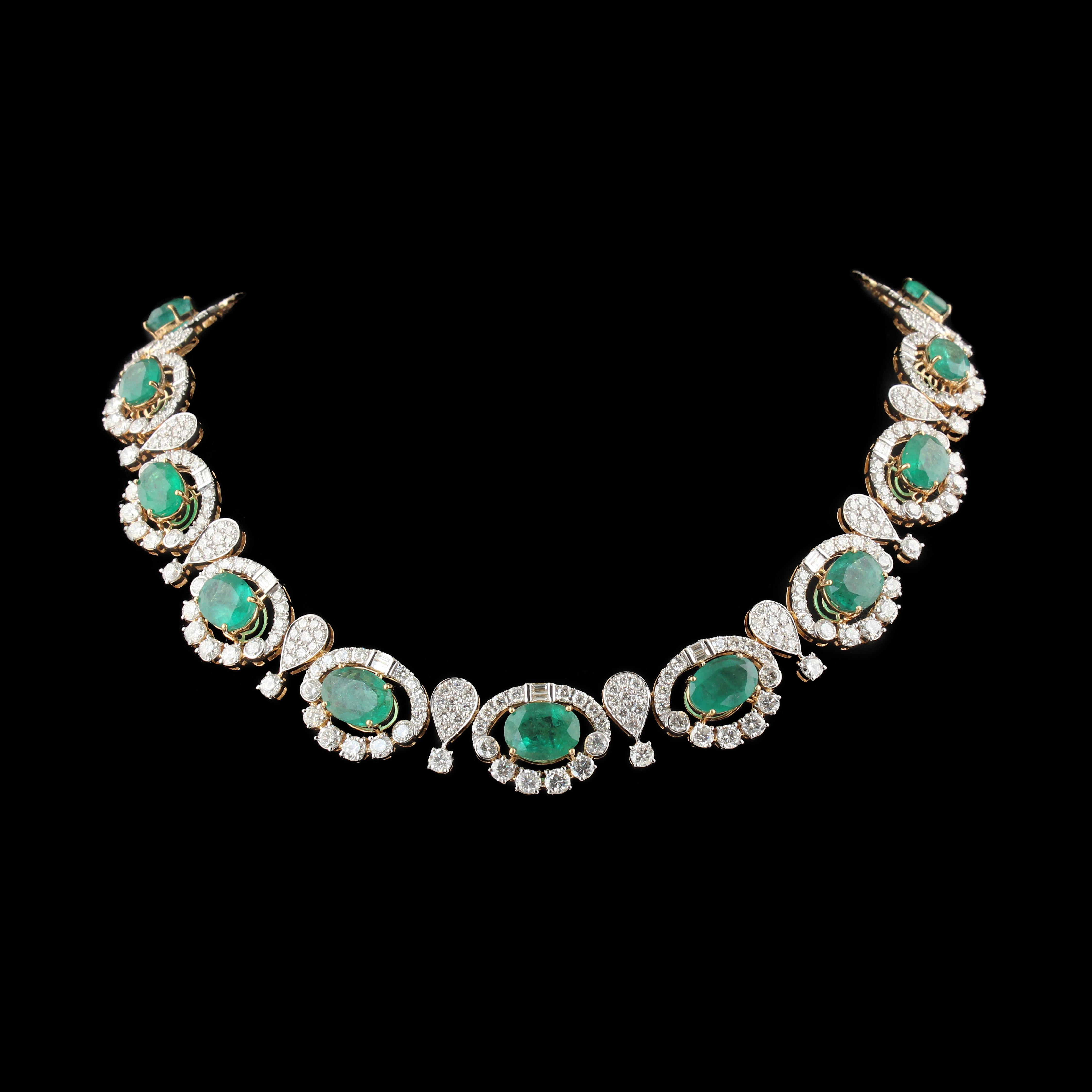Collier de pierres précieuses émeraudes ovales et diamants en or rose 18 carats, fabrication artisanale Pour femmes en vente