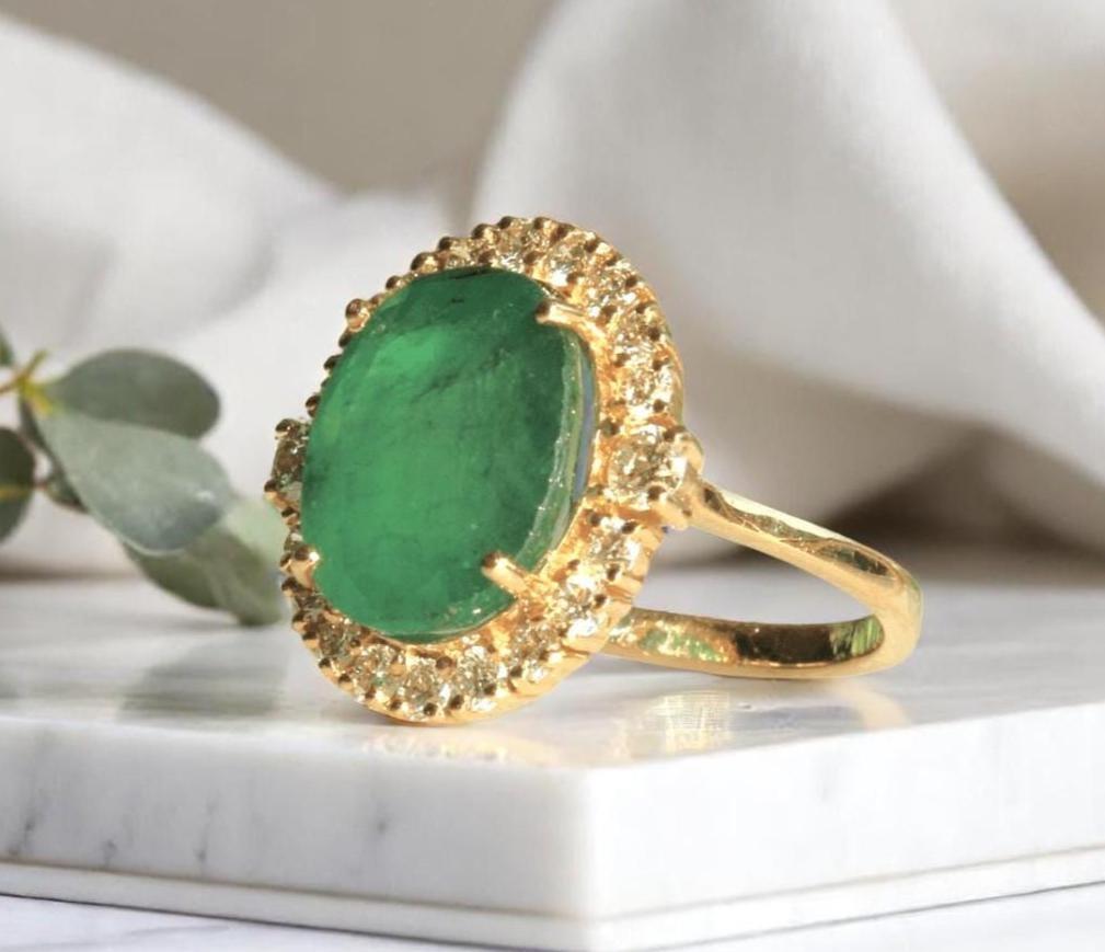 Oval Cut Oval Emerald Halo Diamond Gemstone Ring in 14K Solid Gold (Certified) For Sale