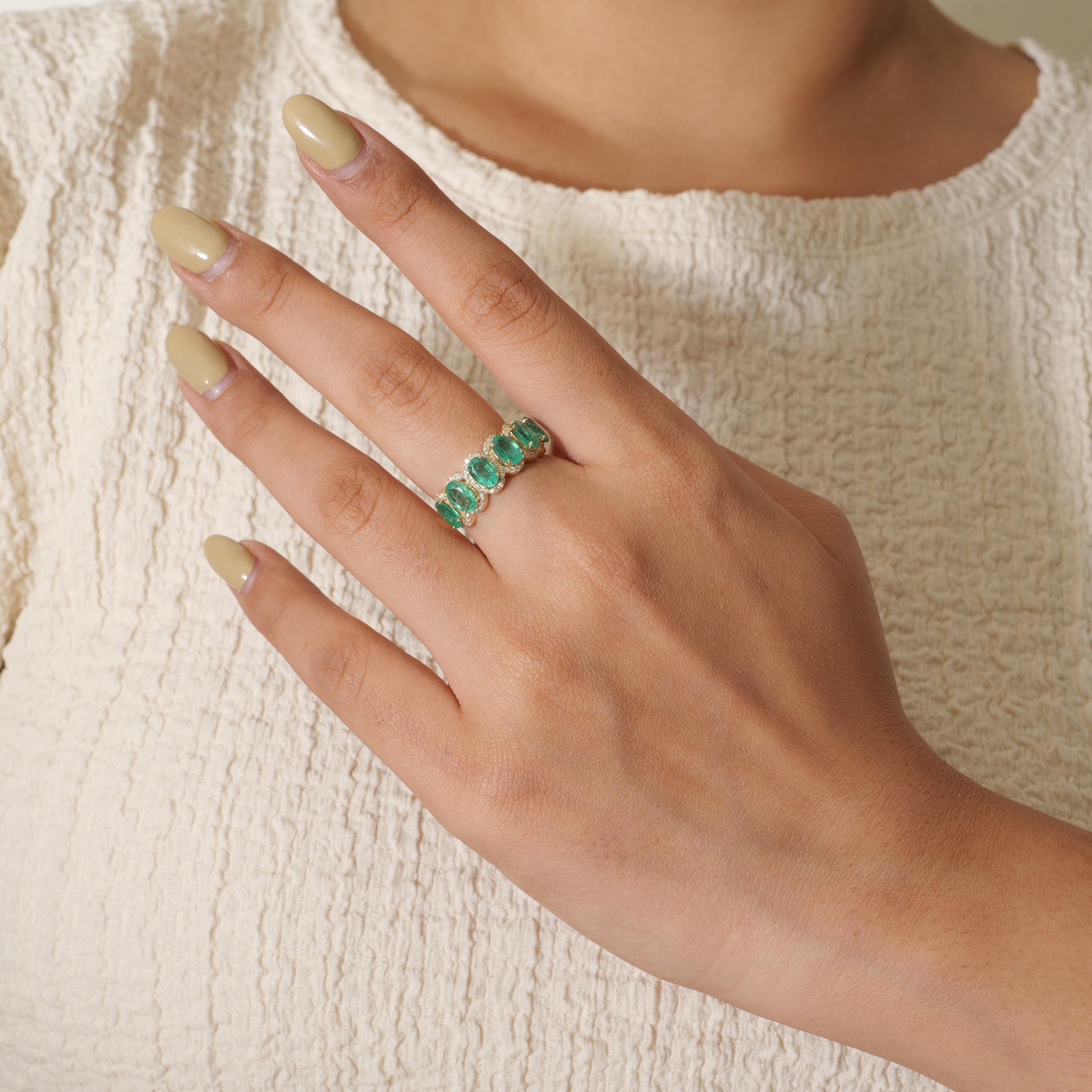 Ovaler Smaragd-Halo-Diamantring aus 14k massivem Gold (zertifiziert) (Rundschliff) im Angebot