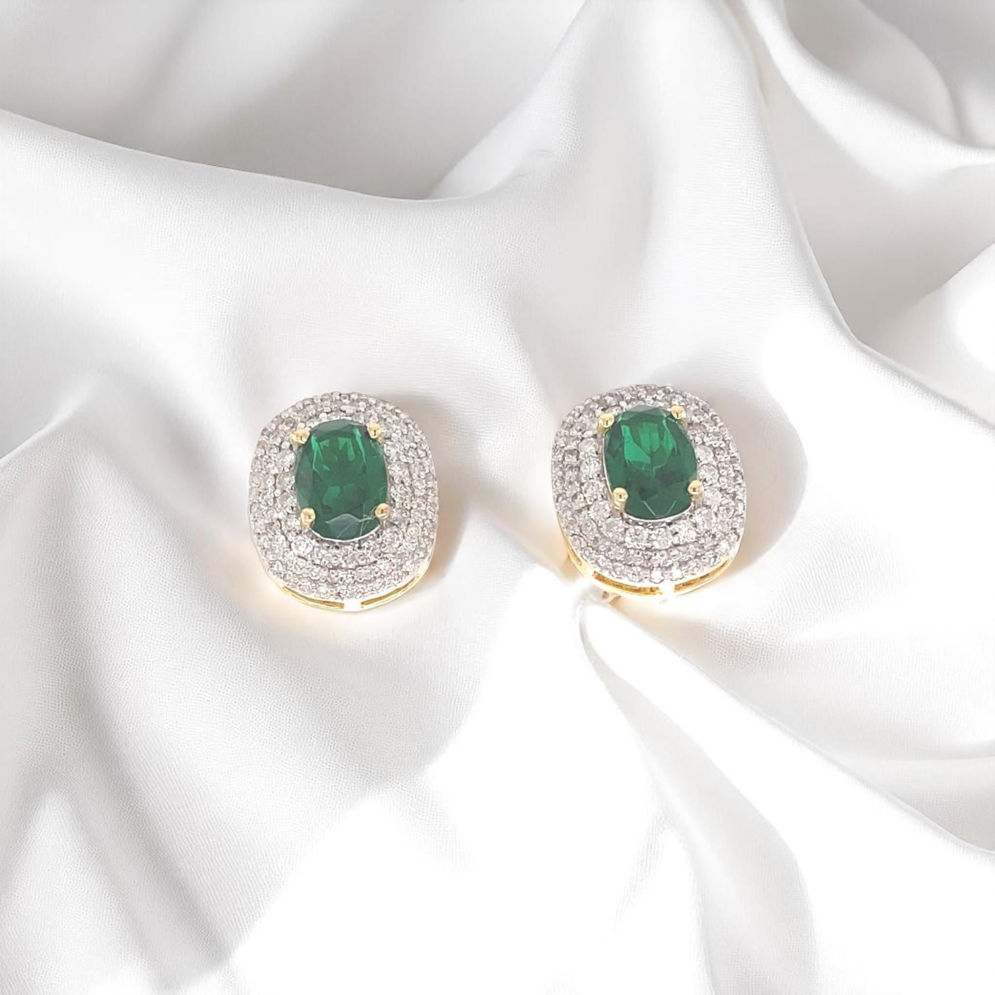 Art déco Boucles d'oreilles en or massif 14k avec émeraude ovale et halo de diamant (certifié) en vente