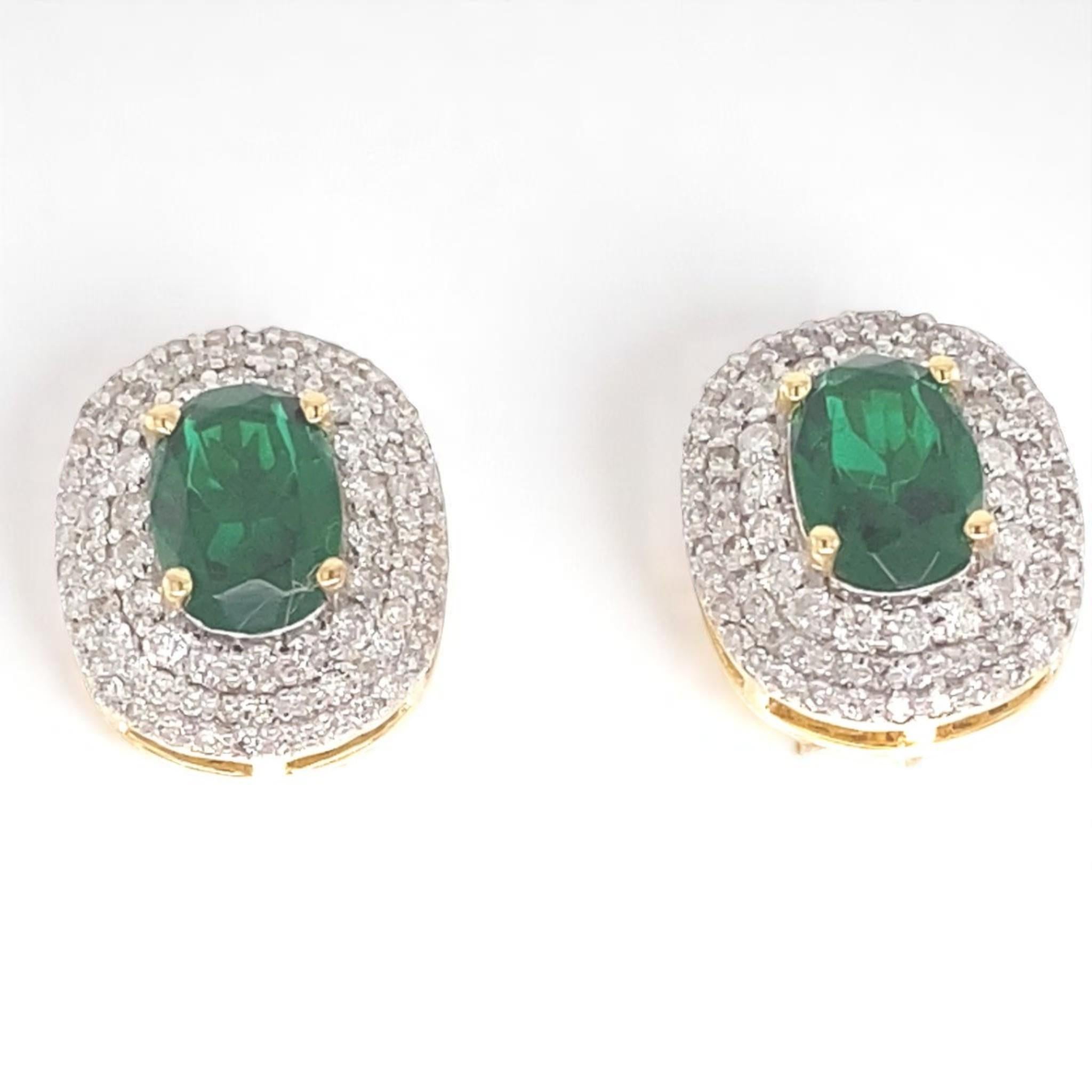 Taille ronde Boucles d'oreilles en or massif 14k avec émeraude ovale et halo de diamant (certifié) en vente